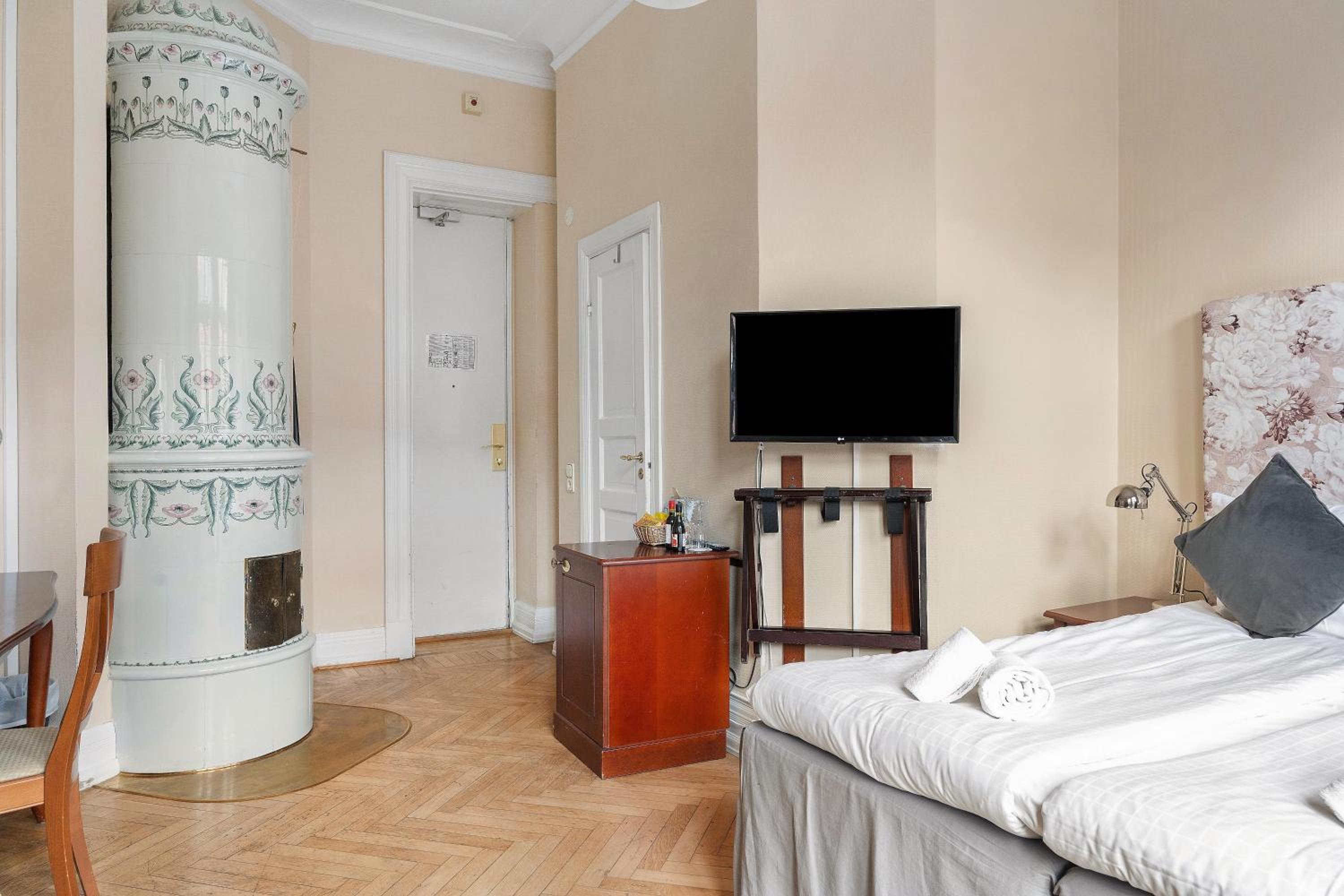 Standard King Room - Non-Smoking  - Photo 3