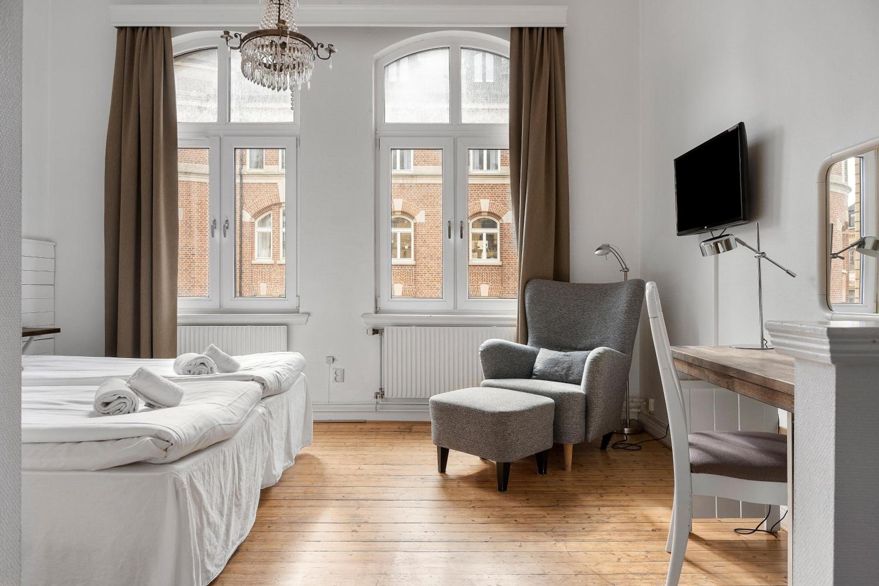 Standard Twin Room - Non-Smoking - Photo 2