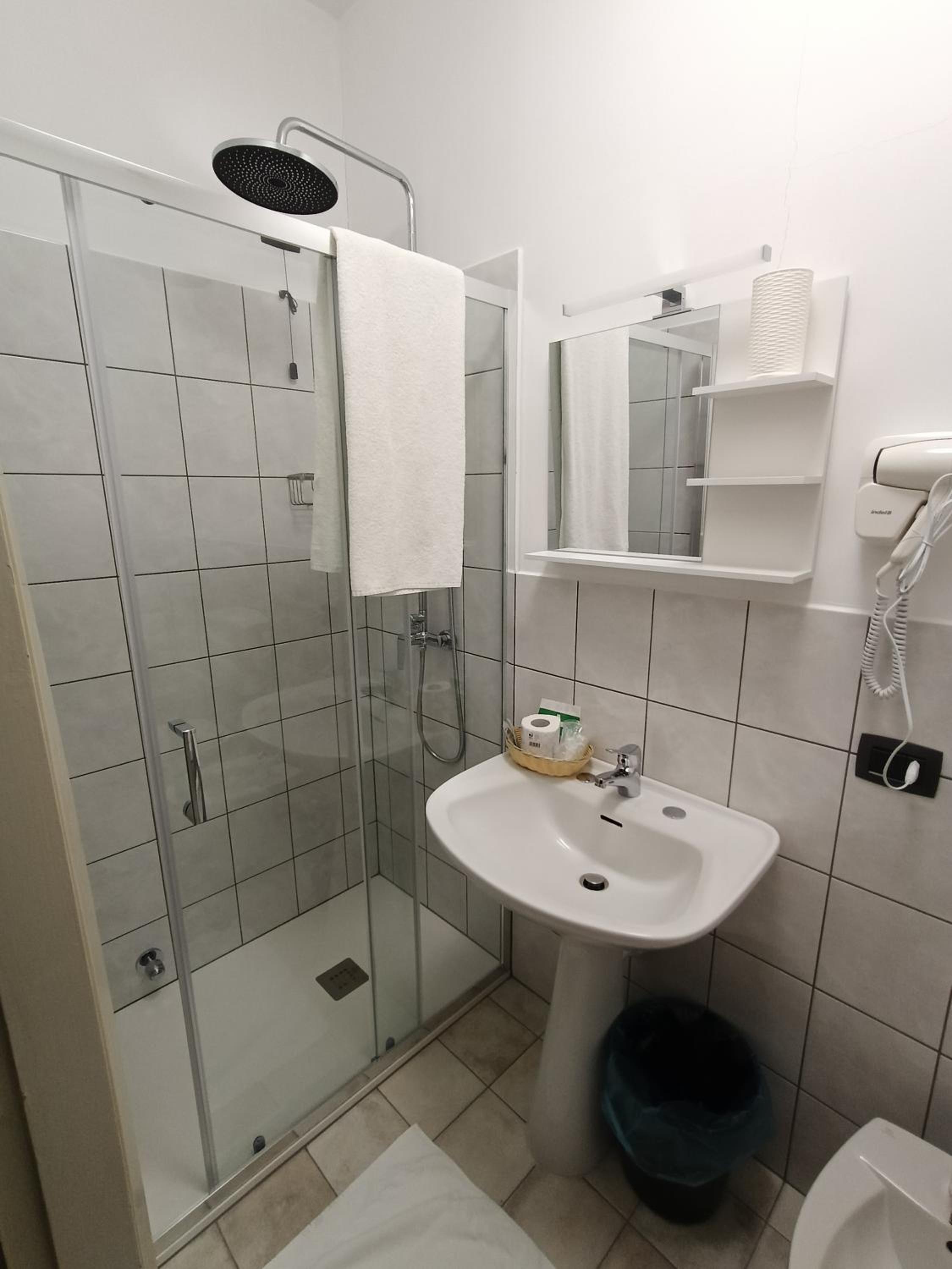 Small Single Room photo 3