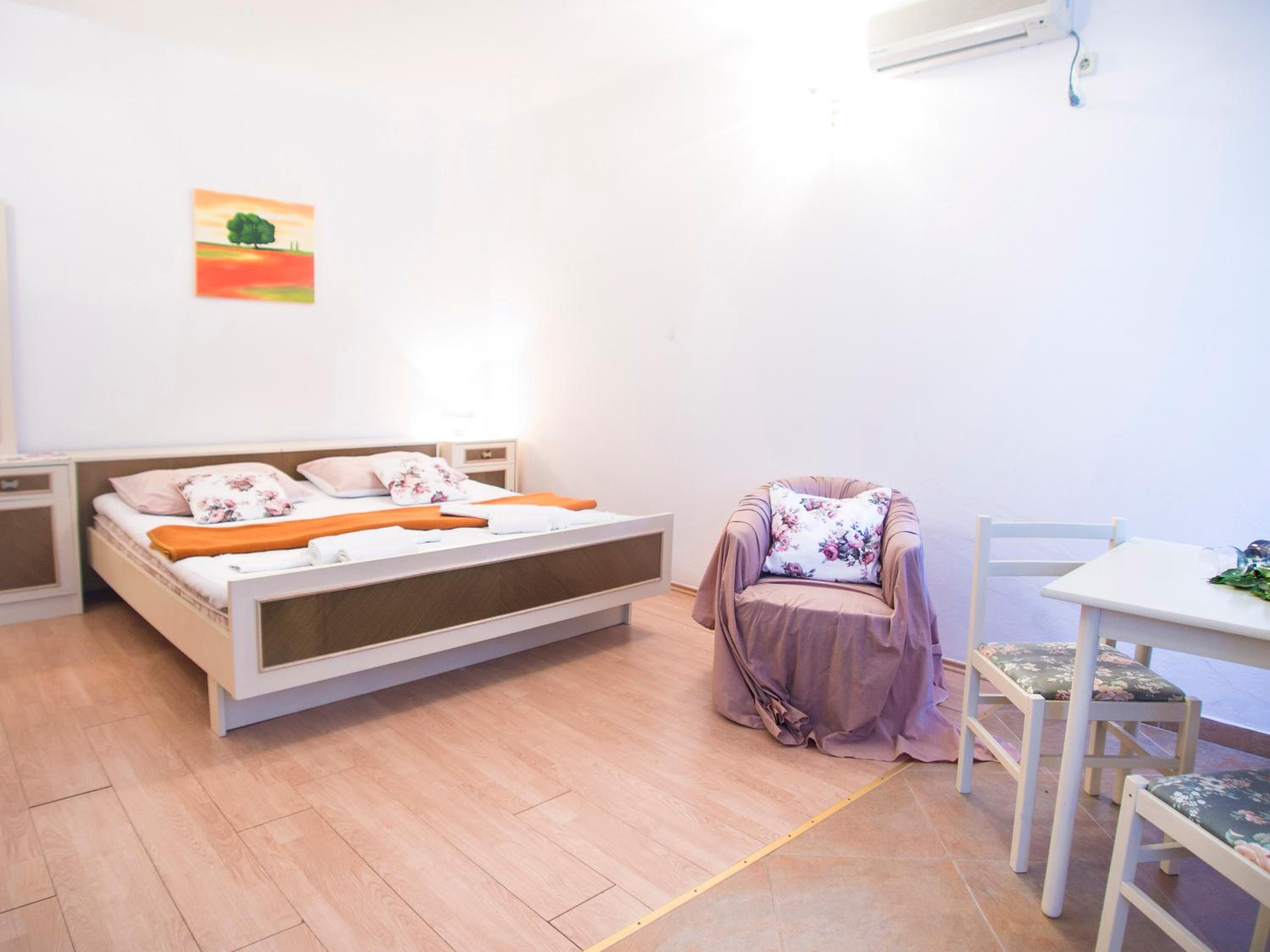 Studio Apartment with Patio and Garden View