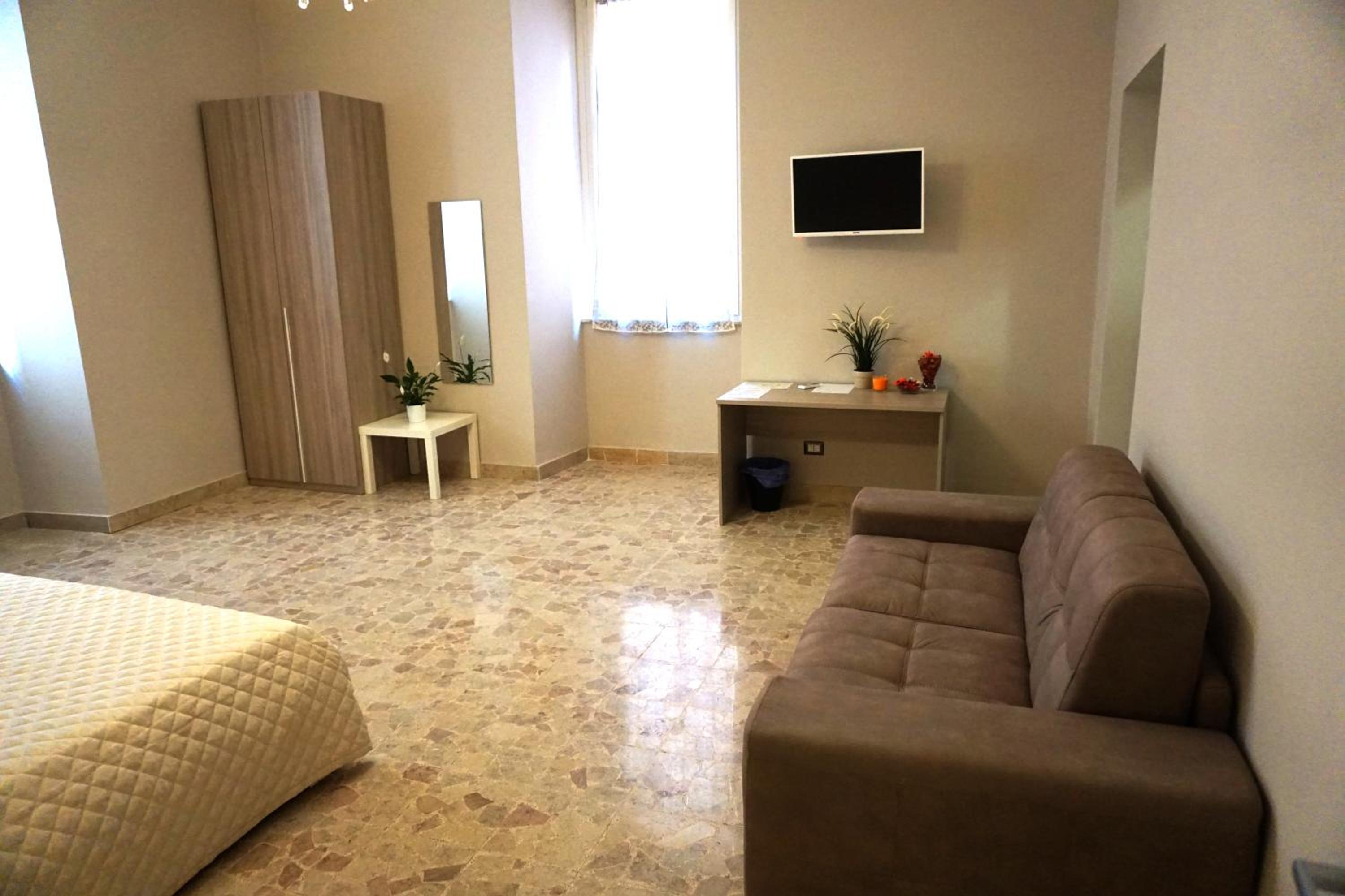 Deluxe Family Suite - Photo 10
