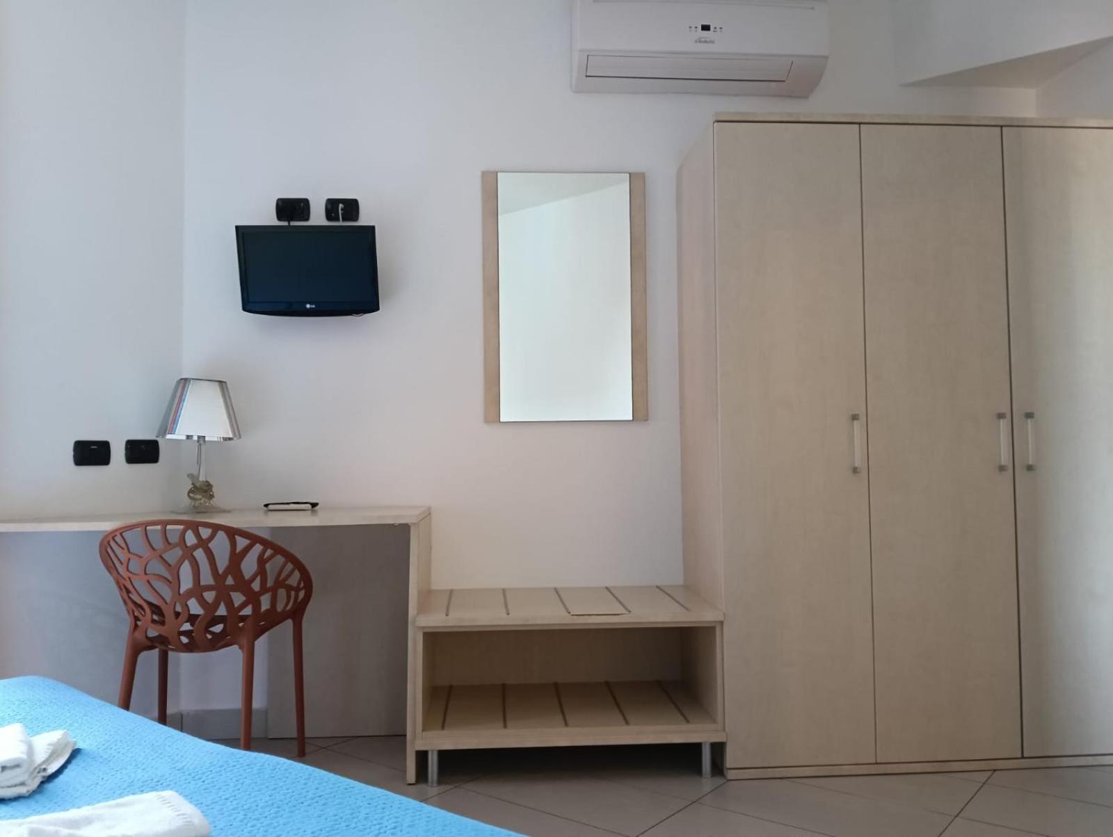 Deluxe One-Bedroom Apartment with City View photo 2
