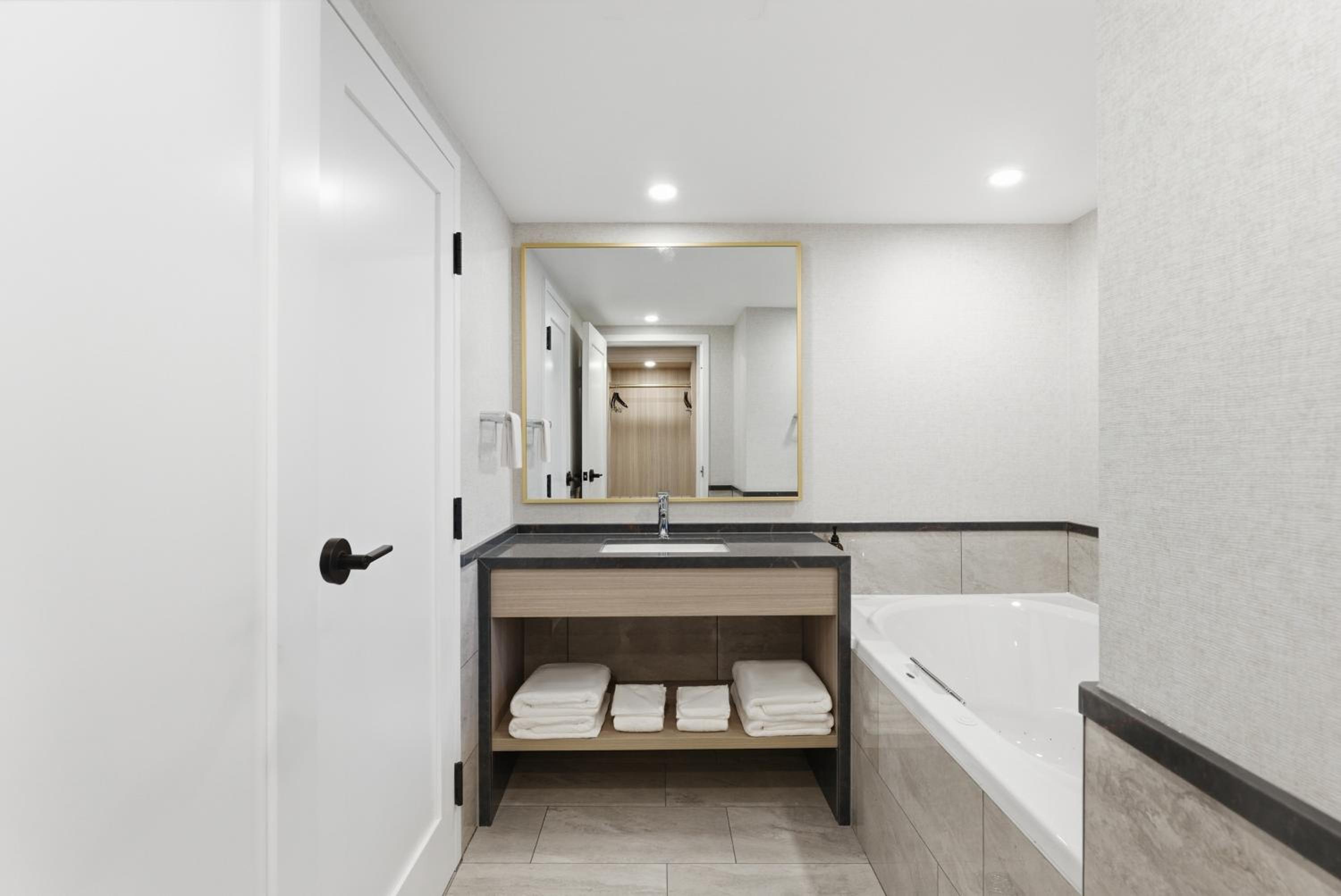Junior Presidential Suite | Premium Fallsview Suite | One King Bed | (Air Jetted Tub)