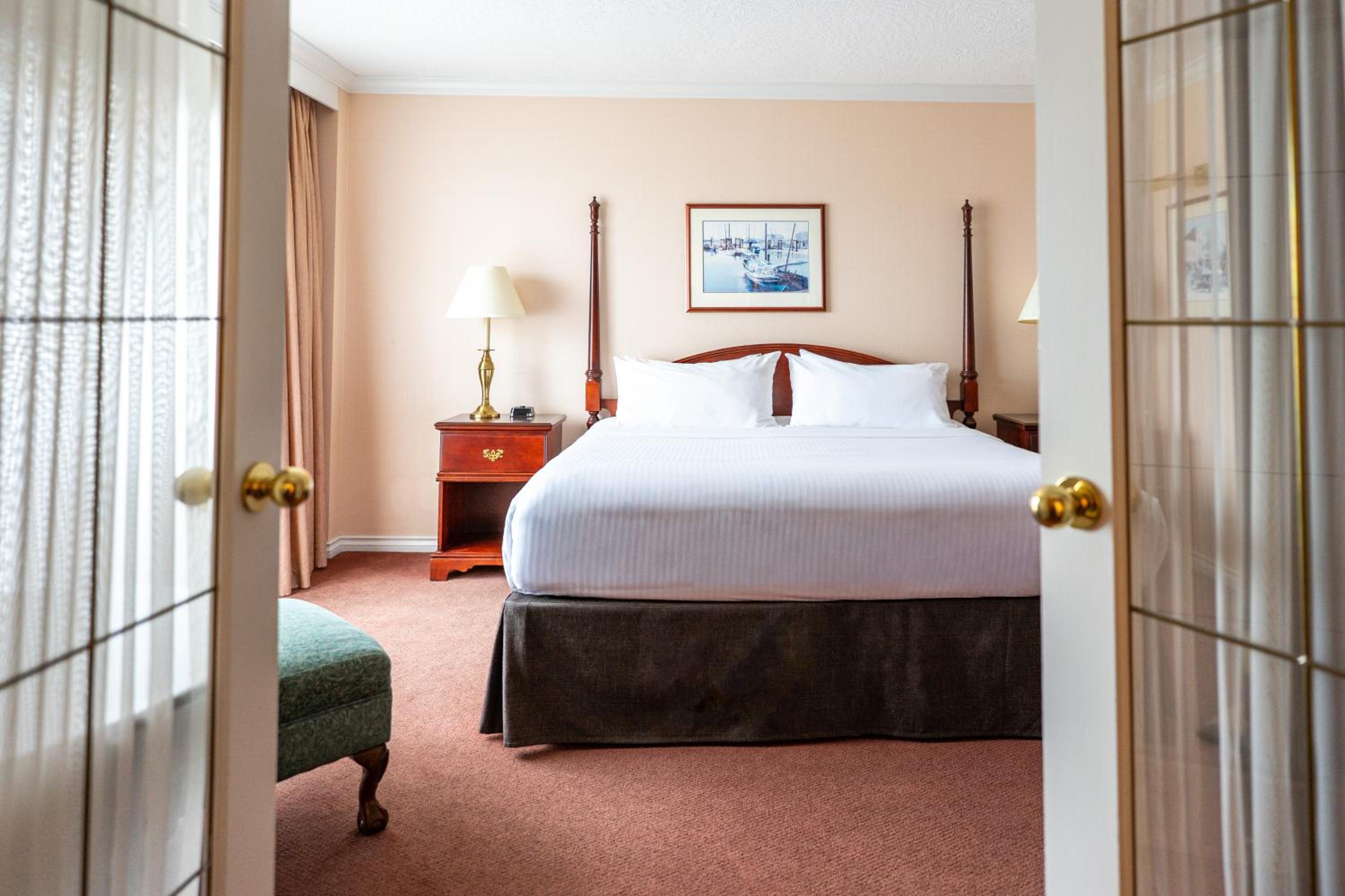 City View Suite: King Bed with Sofa Bed - Photo 2