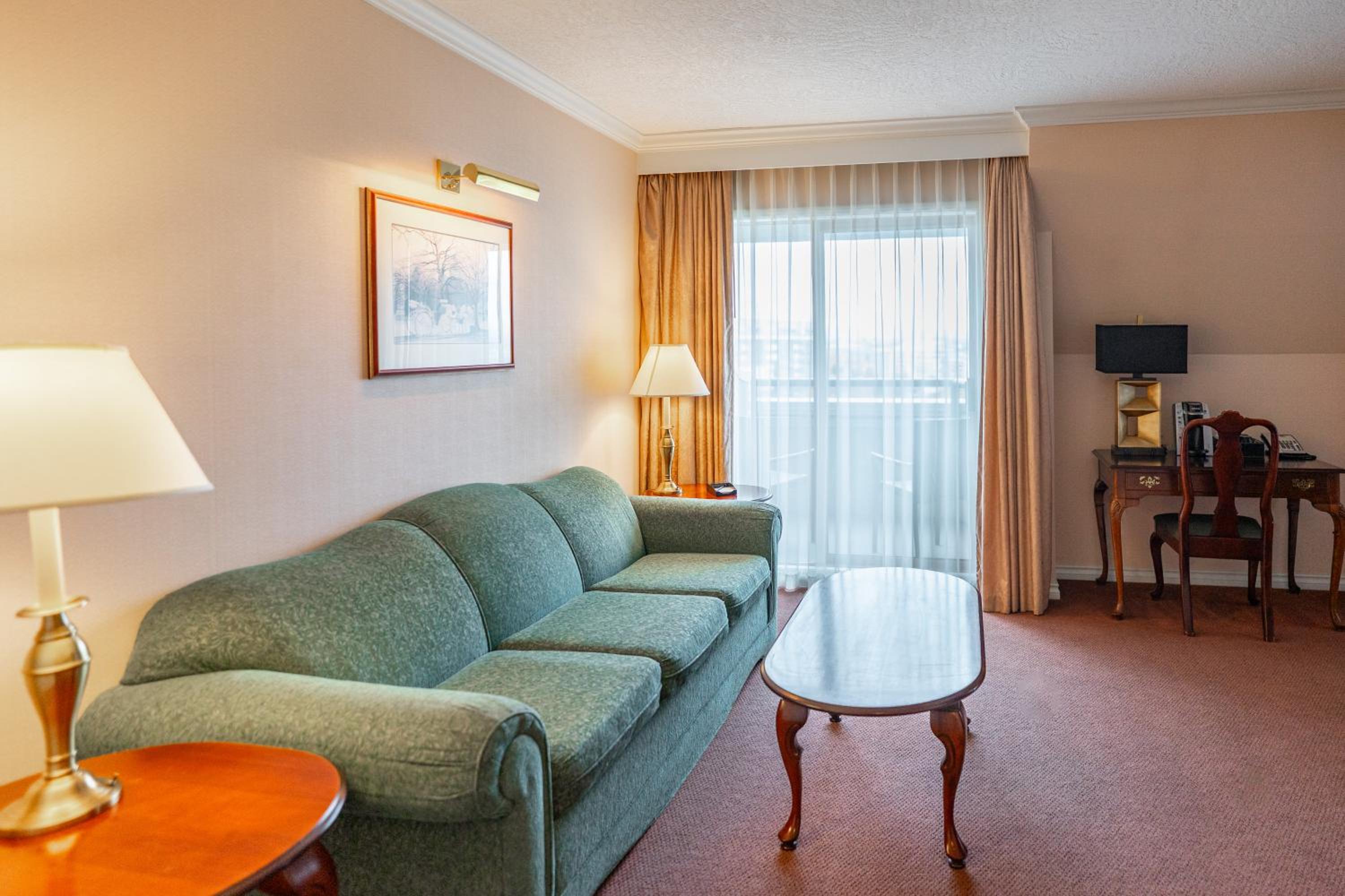 Victoria Suite: King Bed with Sofa Bed - Photo 3