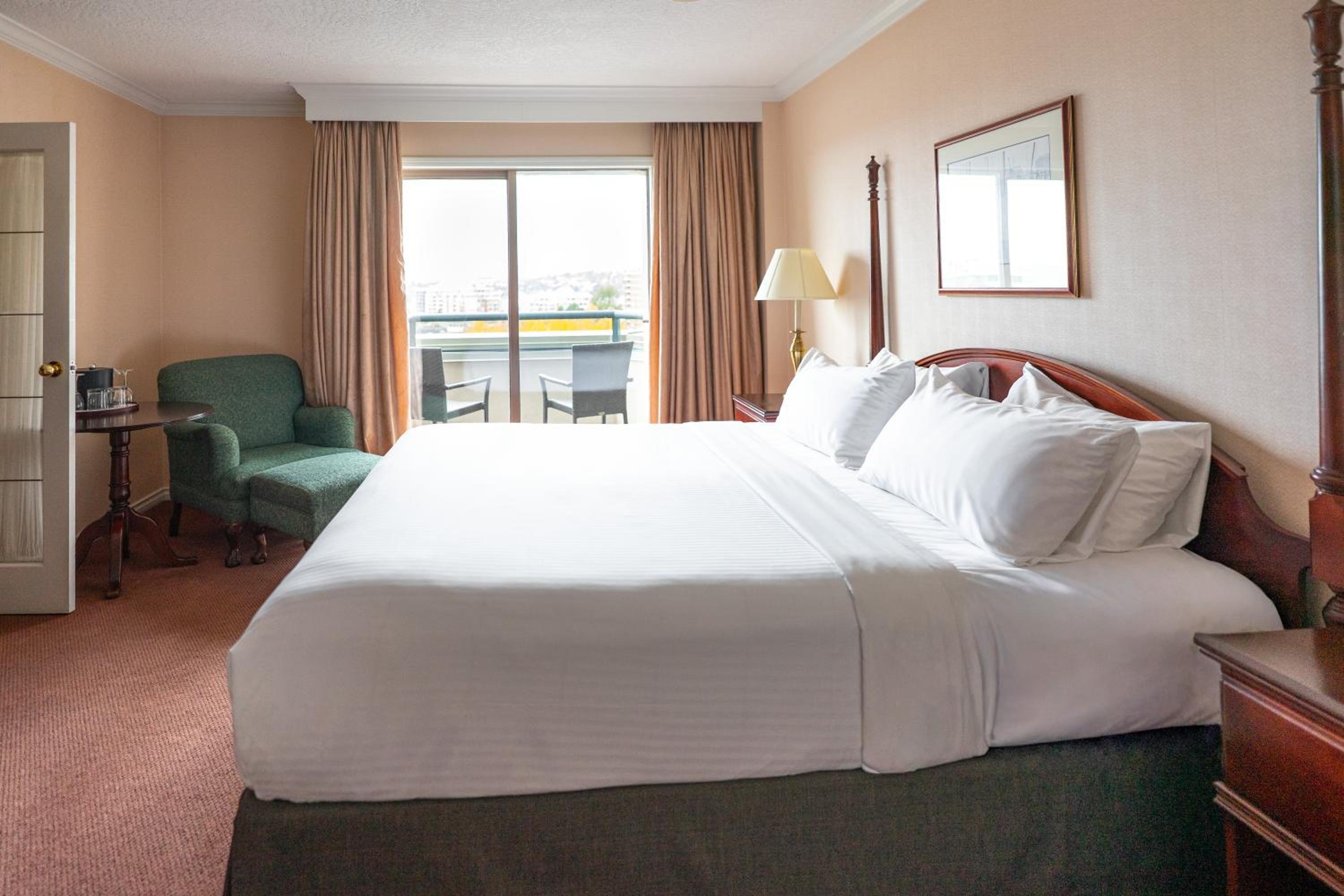 City View Suite: King Bed with Sofa Bed - Photo 4