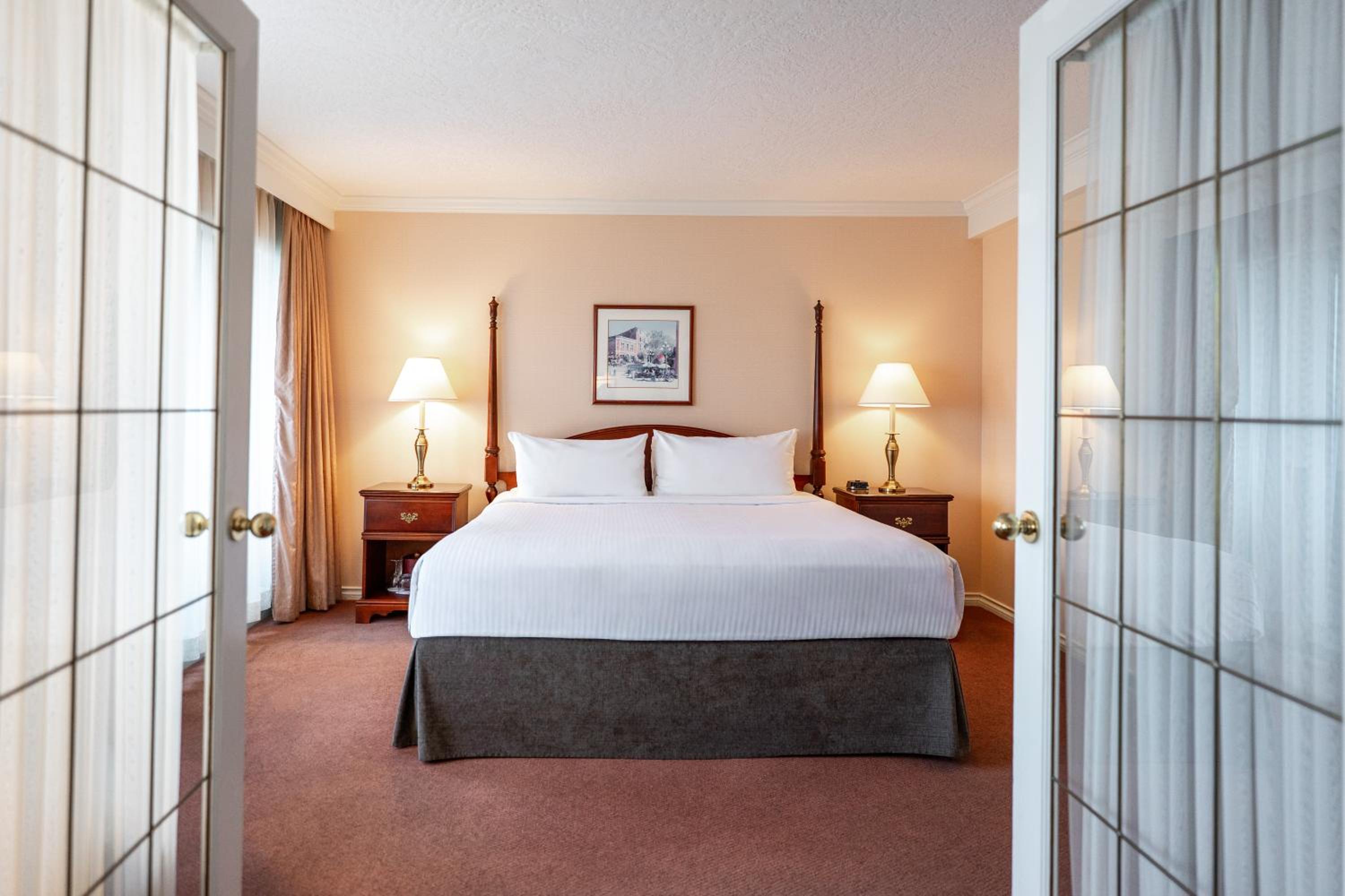 Victoria Suite: King Bed with Sofa Bed - Photo 4