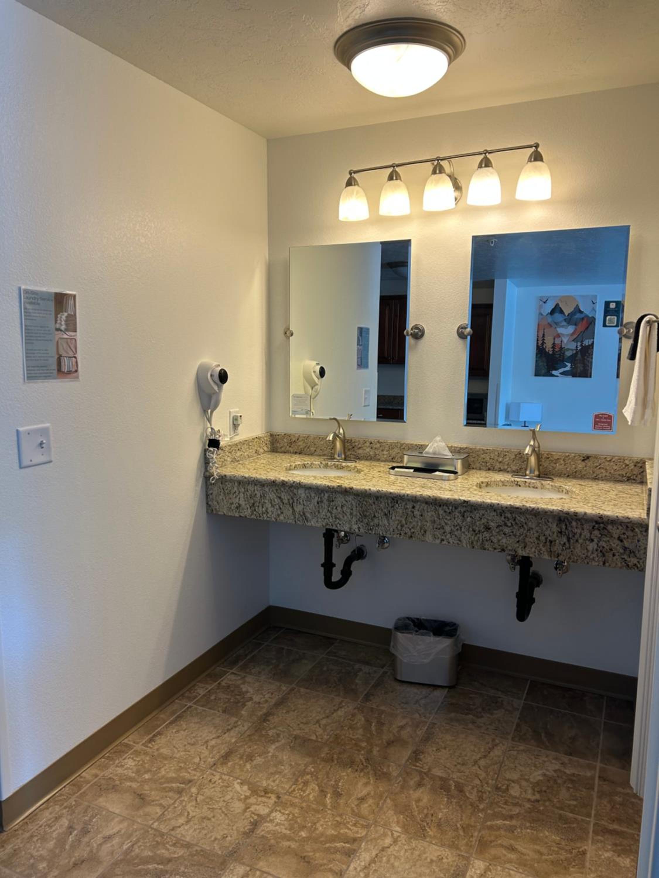 Deluxe King Suite - Photo 2