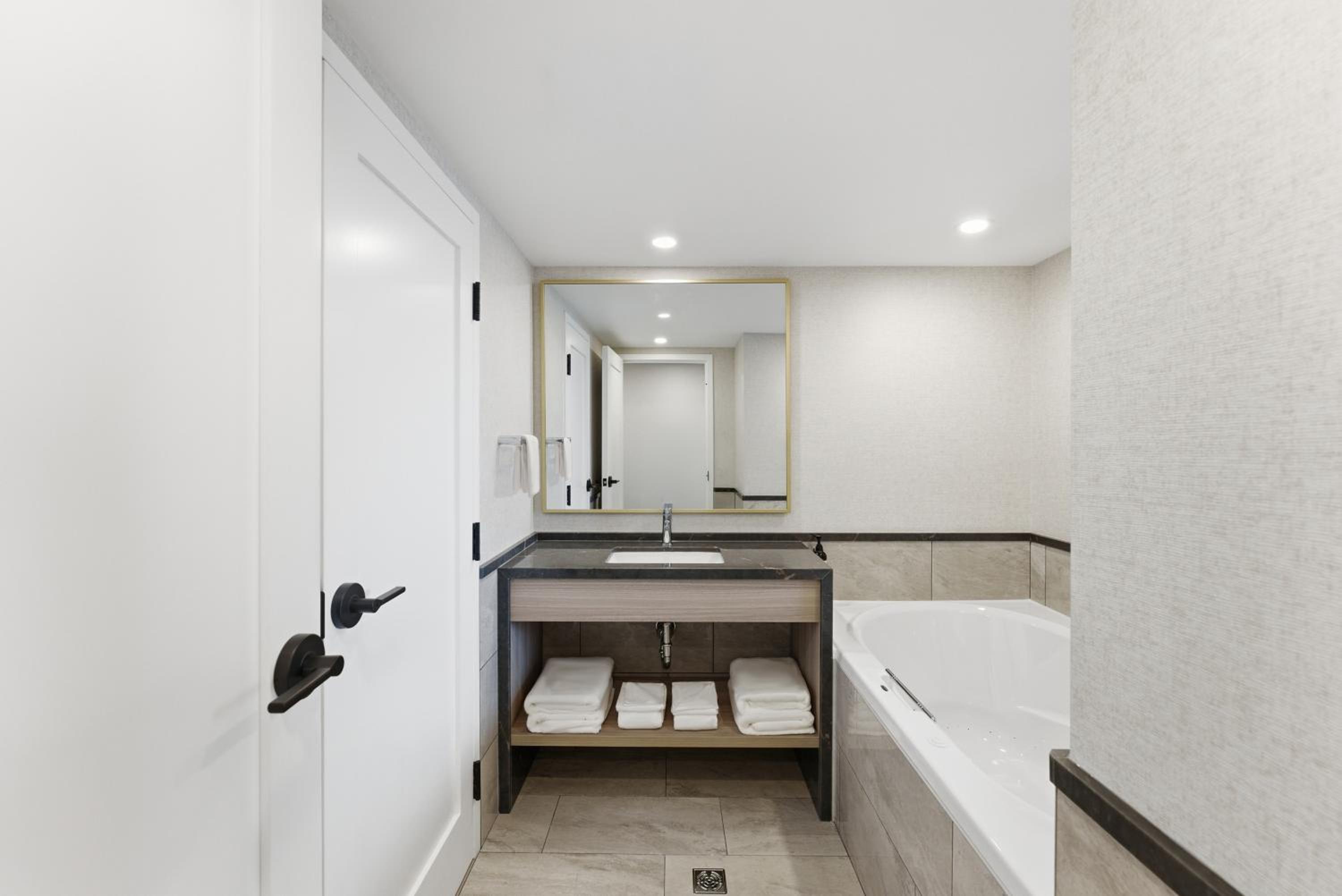 Fallsview Suite | Three Beds - Photo 1