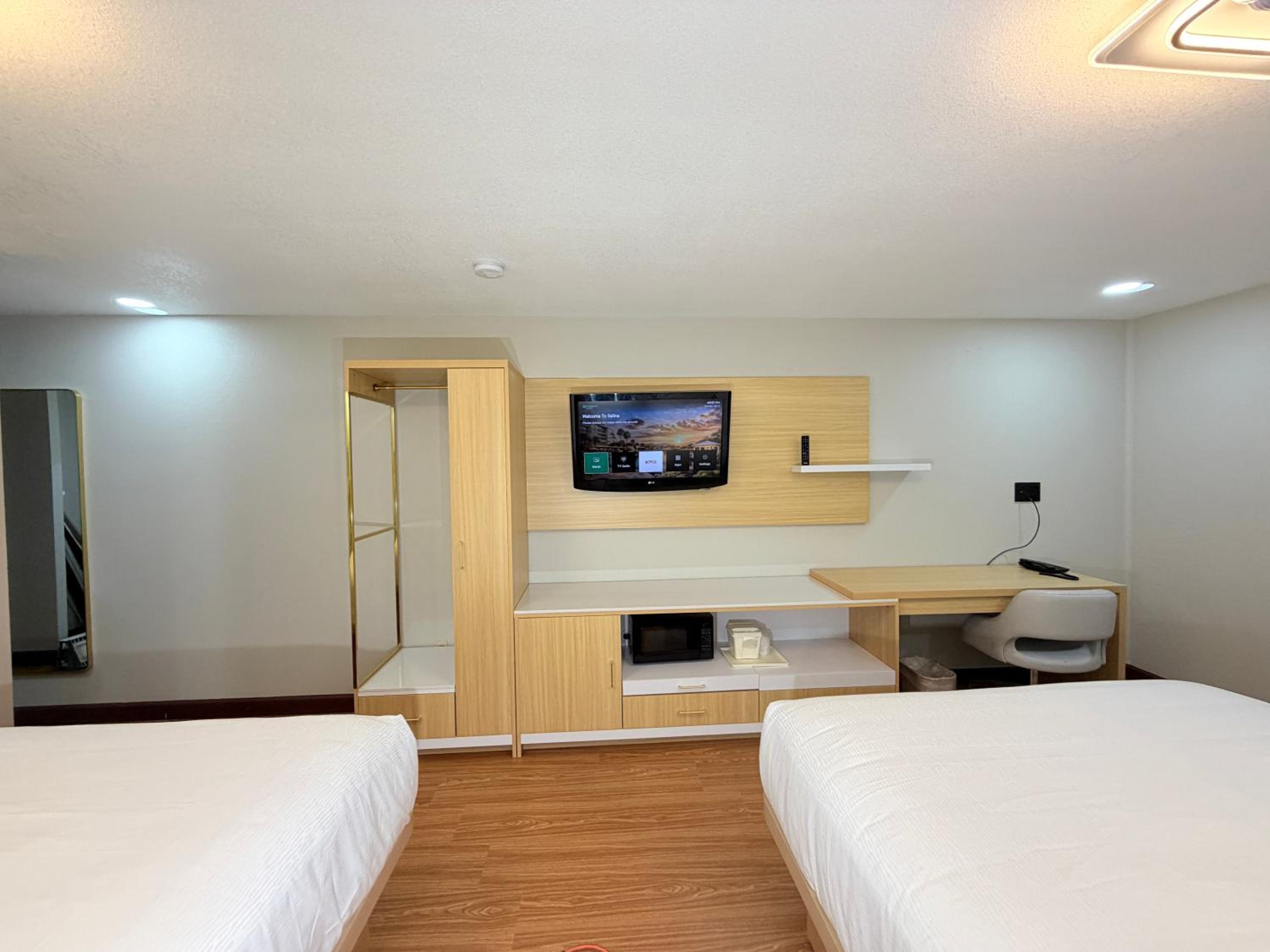 Deluxe Queen Rom with Two Queen Beds and Courtyard View - Non-Smoking - Photo 5