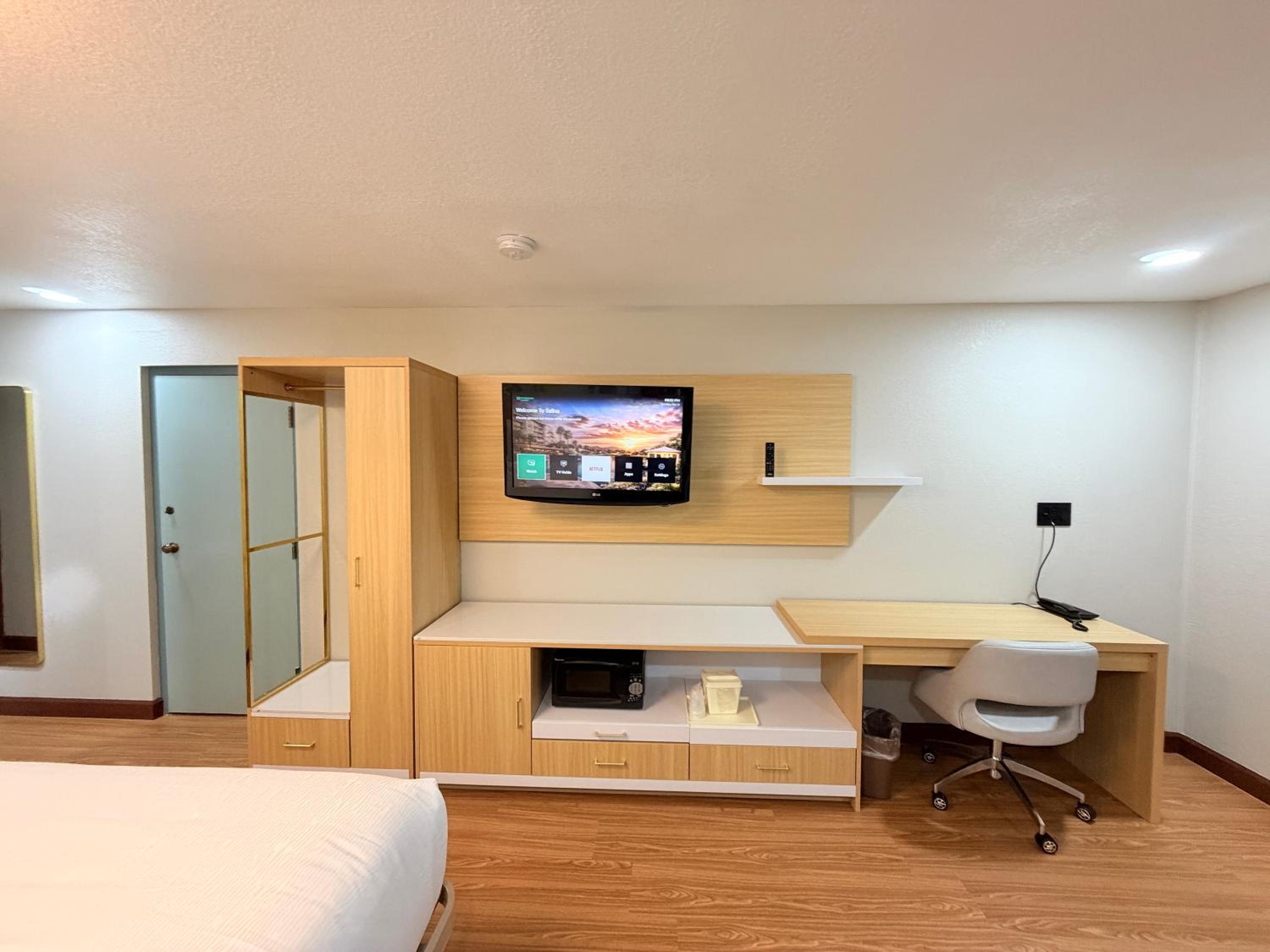 Deluxe King Room - Non-Smoking - Photo 14
