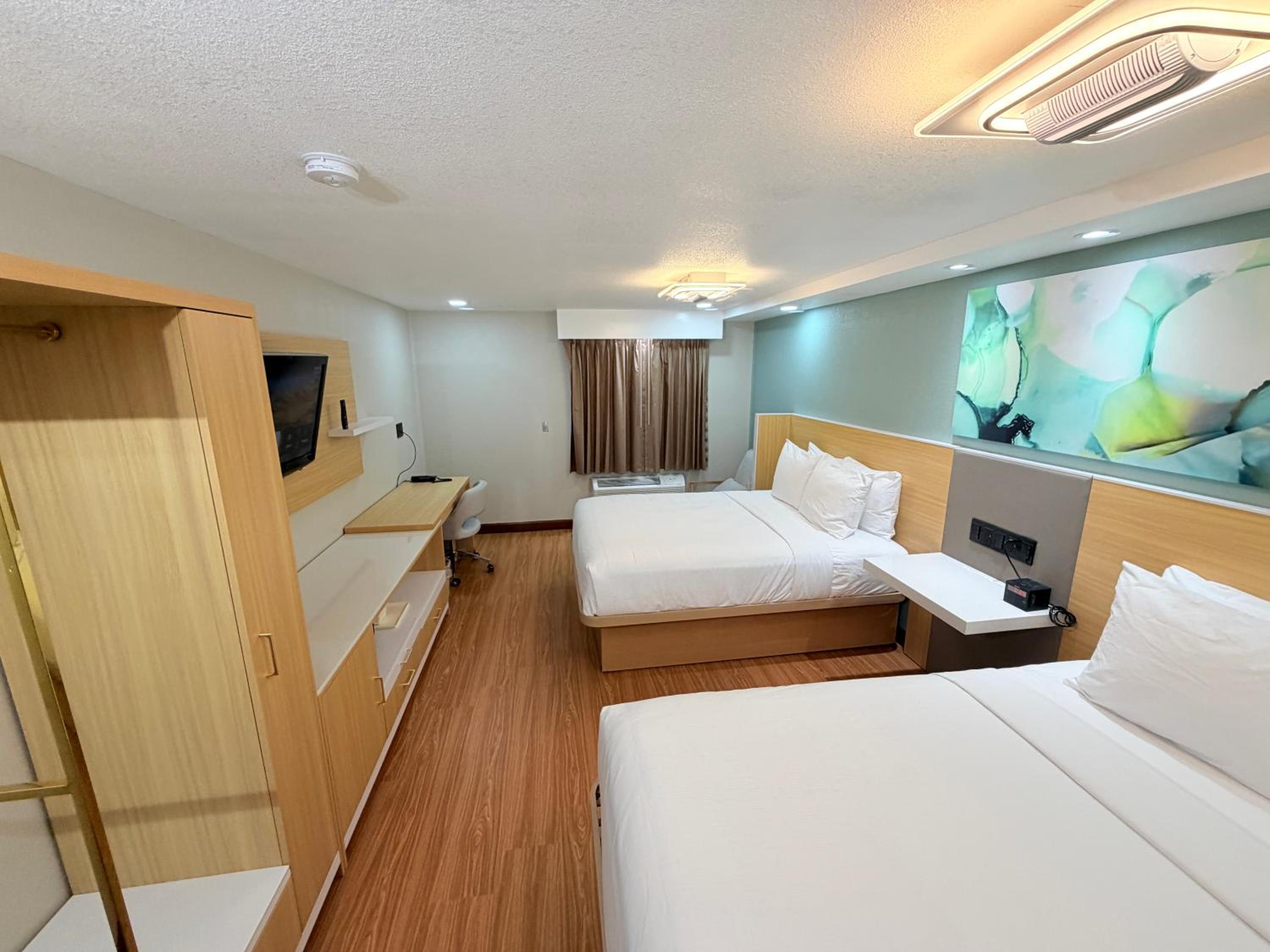 Queen Room with Two Queen Beds - Non-Smoking - Photo 1