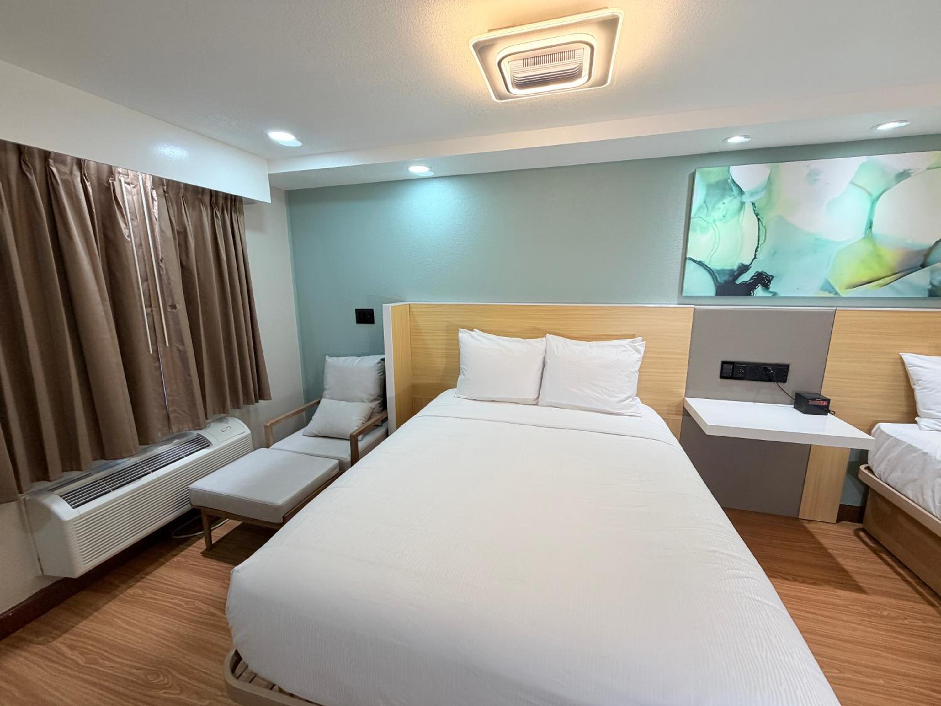 Deluxe Queen Room with Two Queen Beds - Non-Smoking - Photo 1