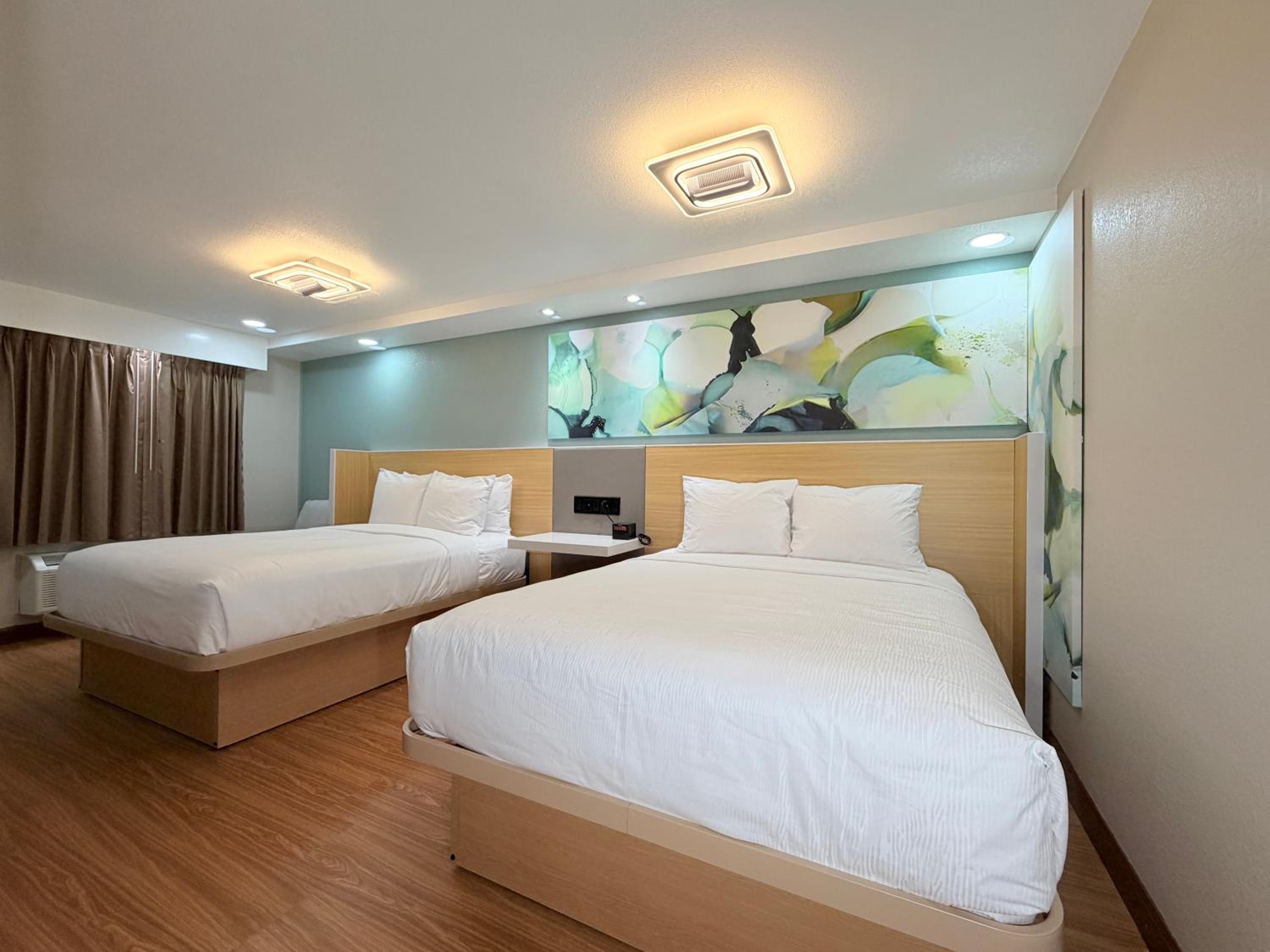 Family Suite with Two Queen Beds - Non-Smoking - Photo 3