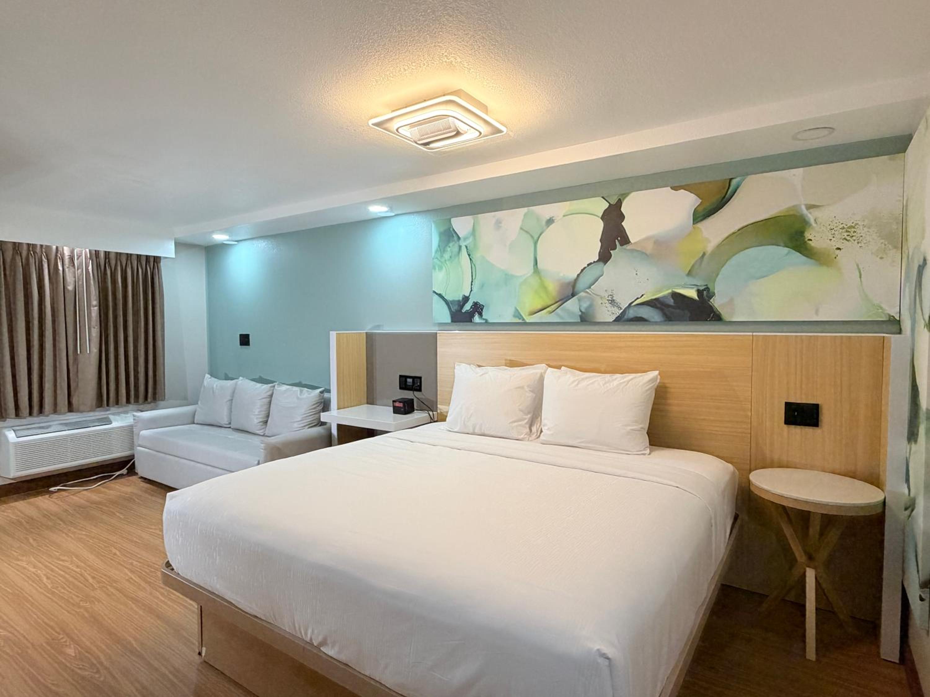 Deluxe King Room - Non-Smoking - Photo 6