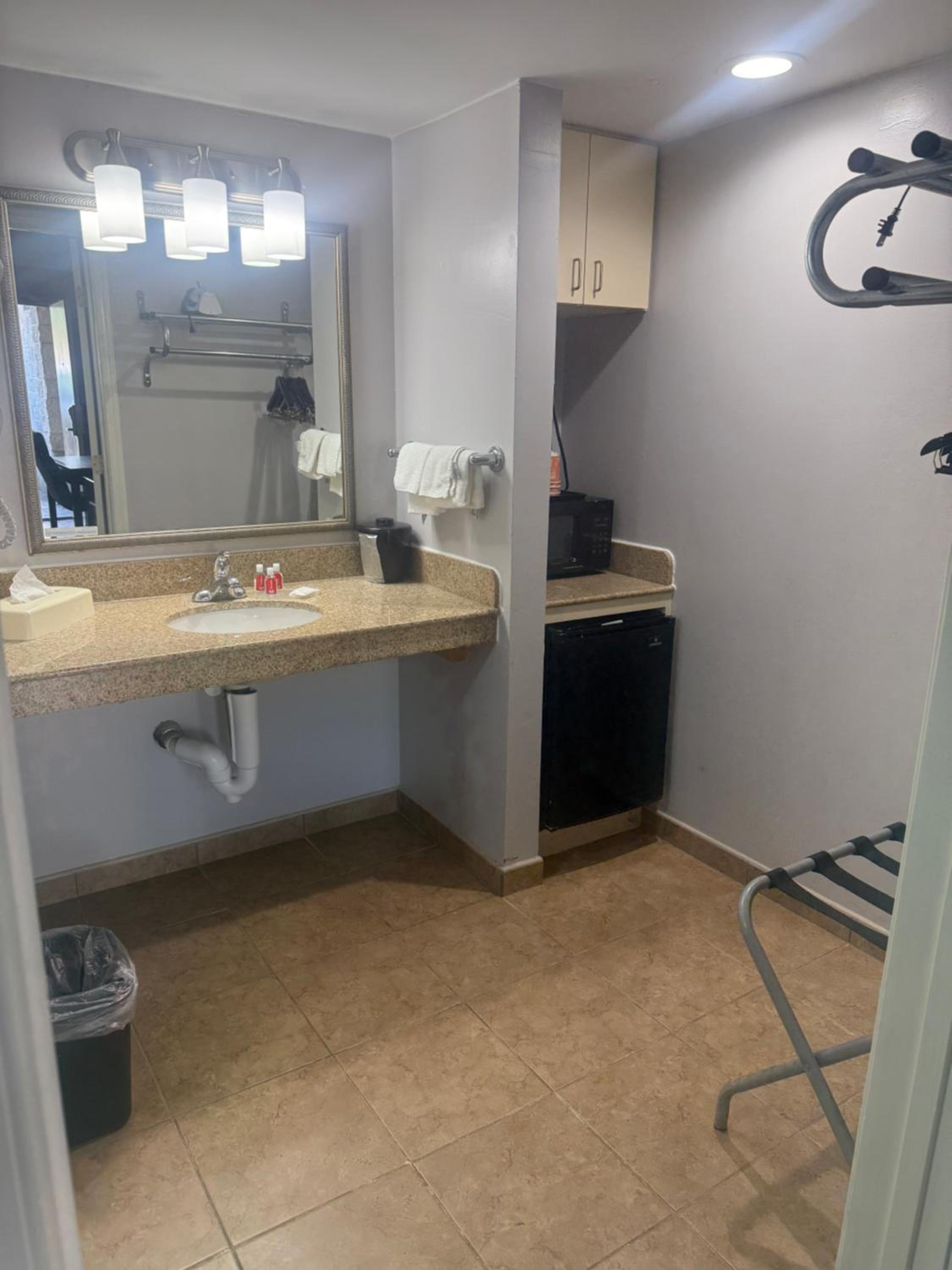 Efficiency King Room - Accessible/Non-Smoking - Photo 3