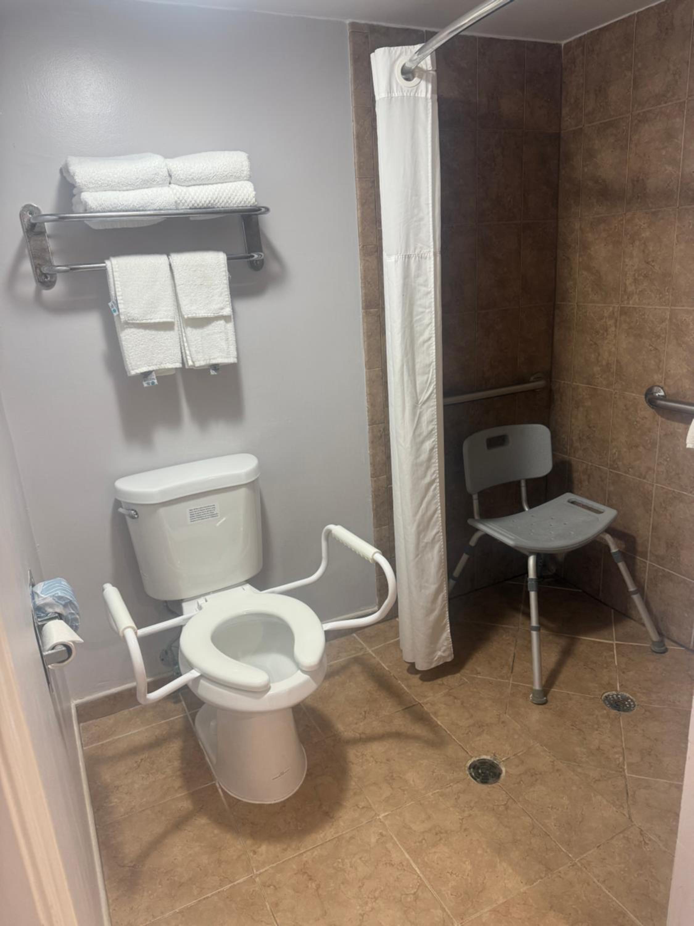 Efficiency King Room - Accessible/Non-Smoking - Photo 2