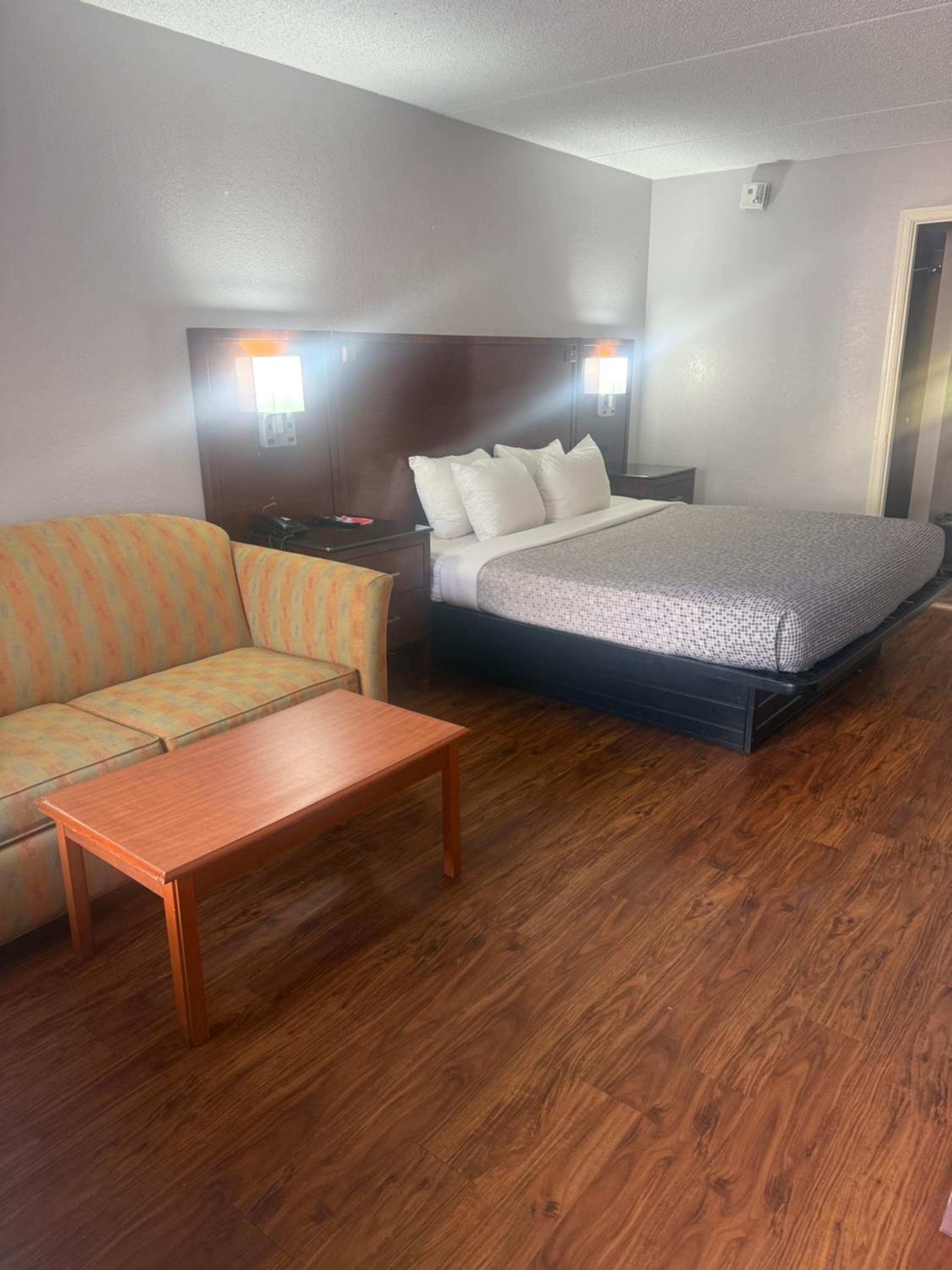 Efficiency King Room - Accessible/Non-Smoking - Photo 1