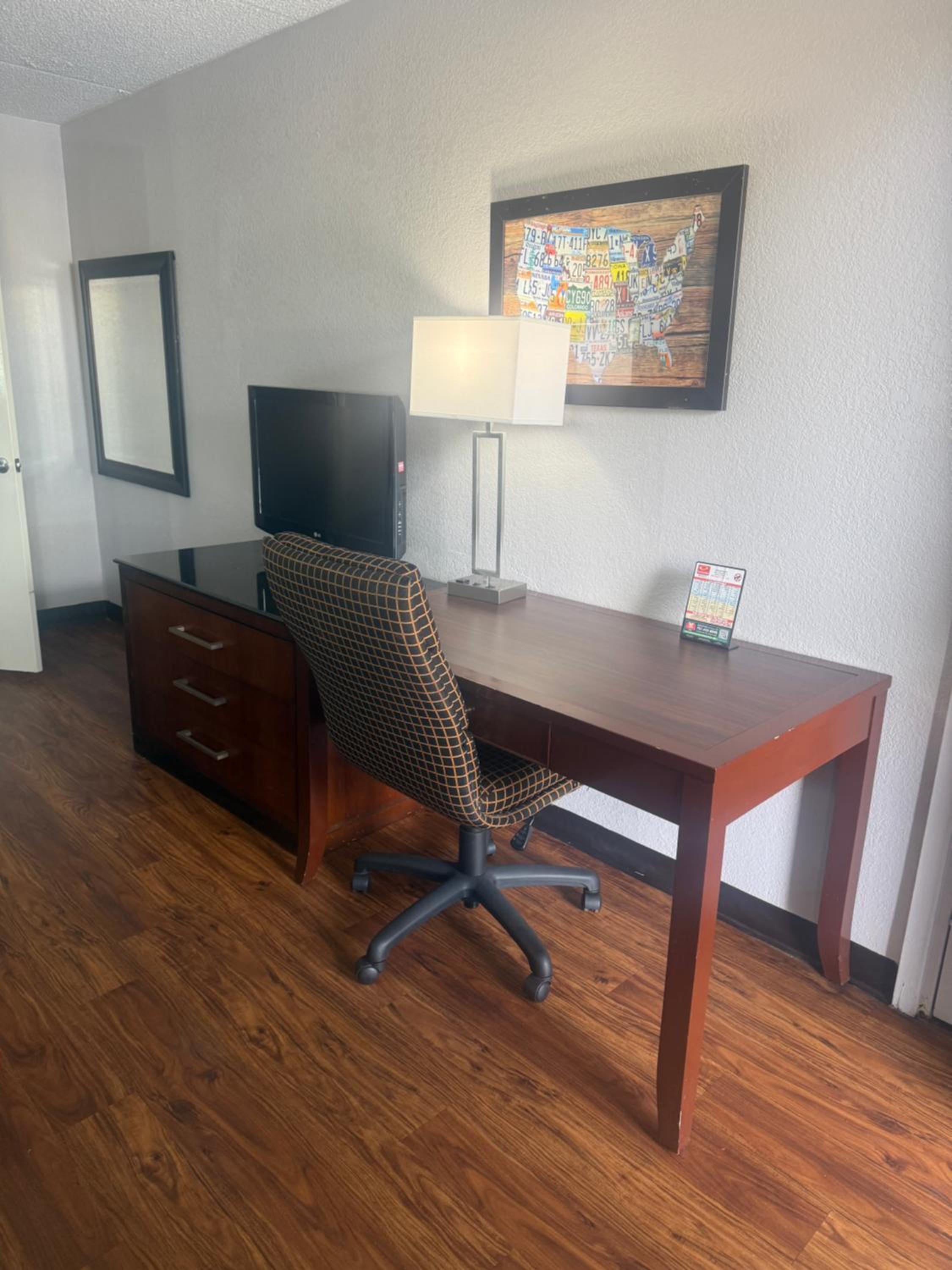 Efficiency King Room - Accessible/Non-Smoking - Photo 4