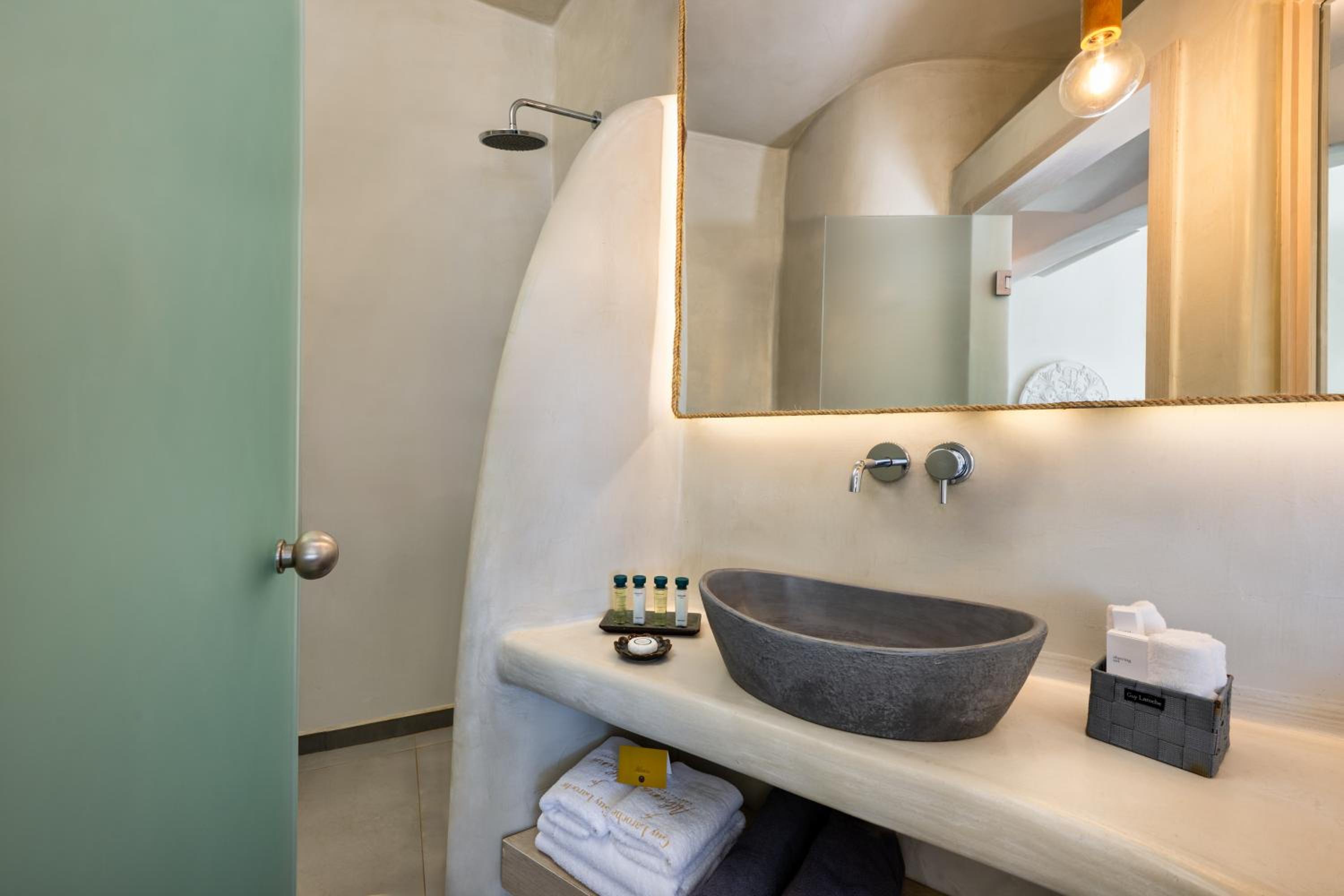 Cozy Suite Outdoor Jacuzzi - Photo 6
