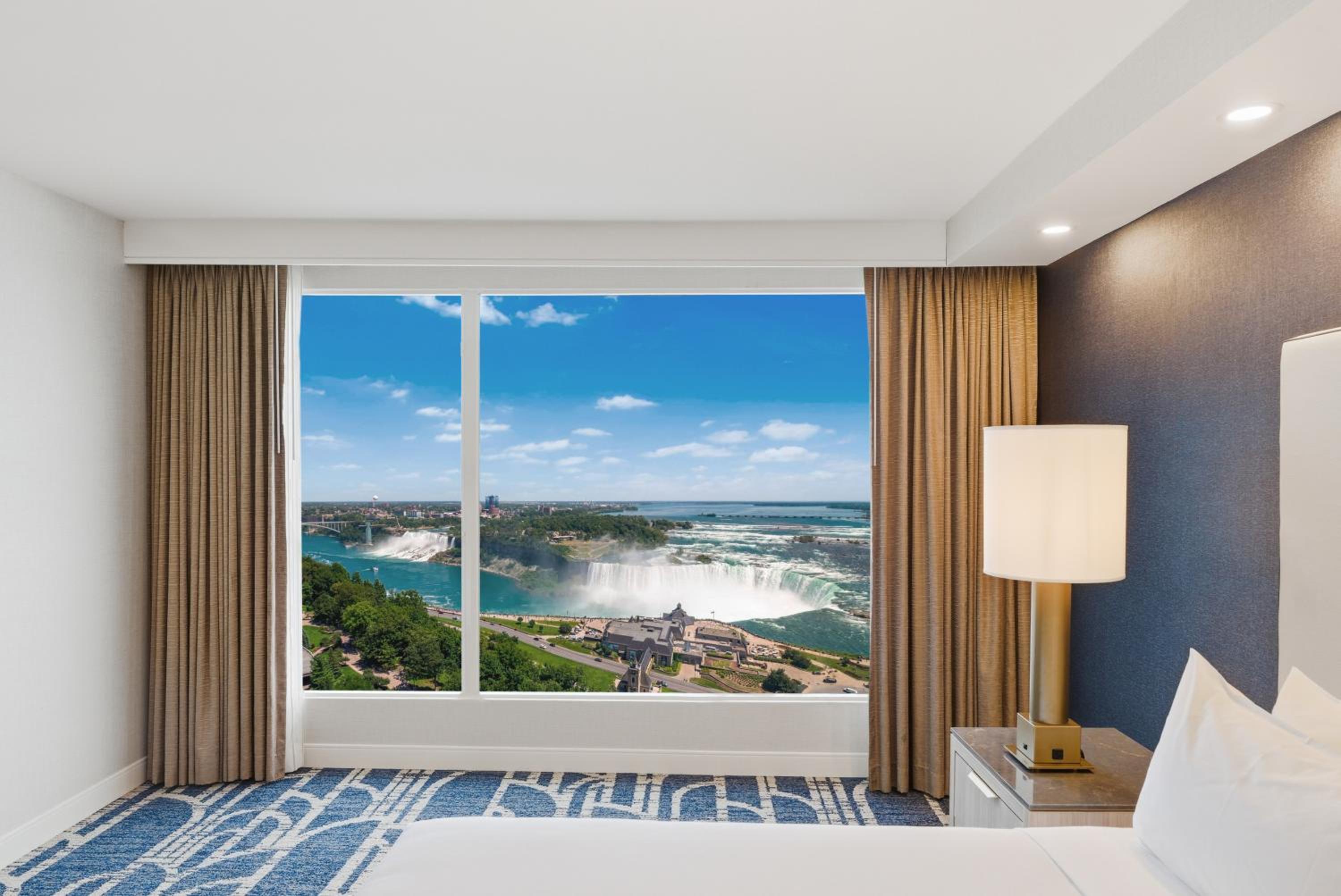 The Vista | Premium Fallsview Suite | Six Beds | Two Bathrooms - Photo 3