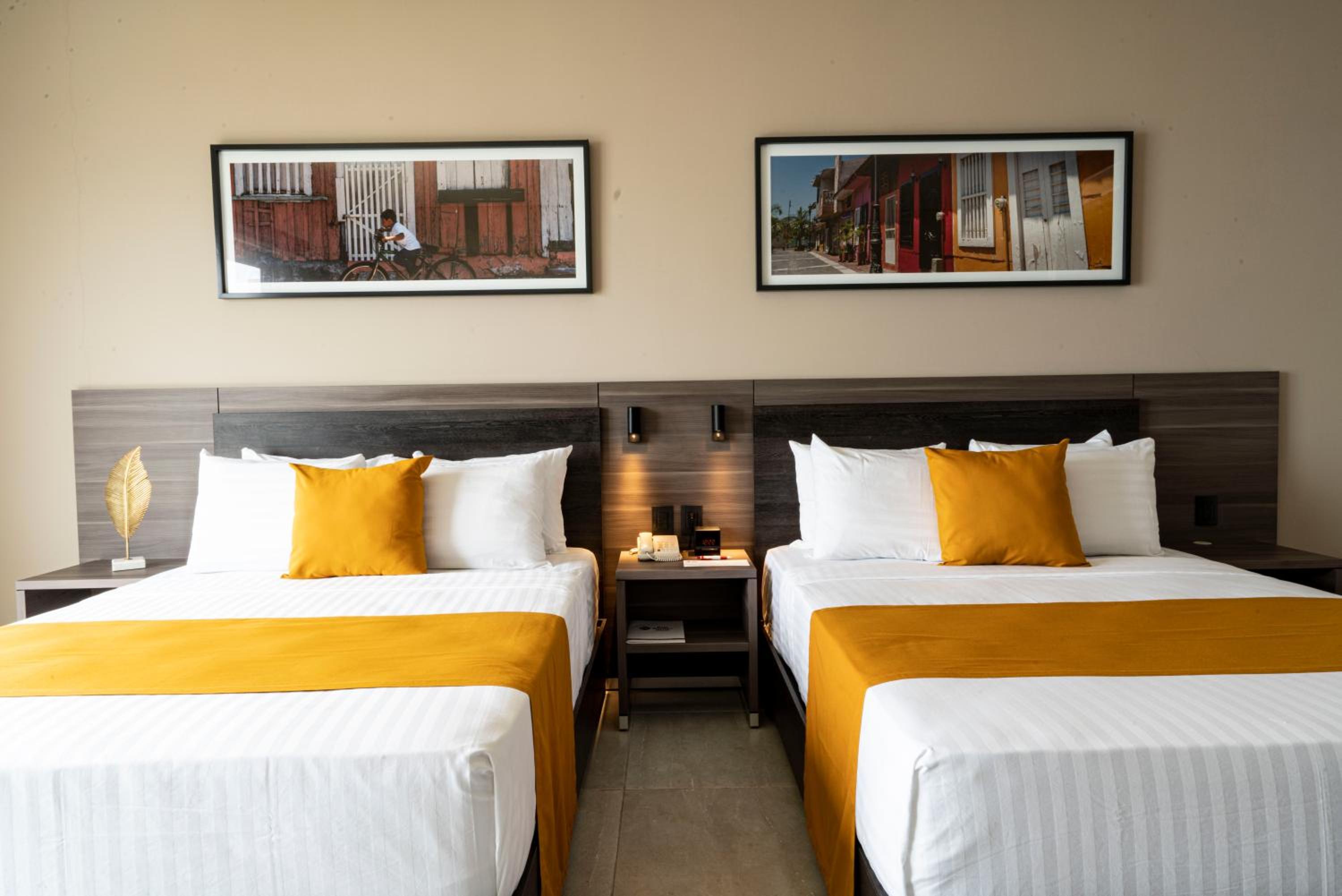 Standard Queen Room with Two Queen Beds and Ocean View photo 2