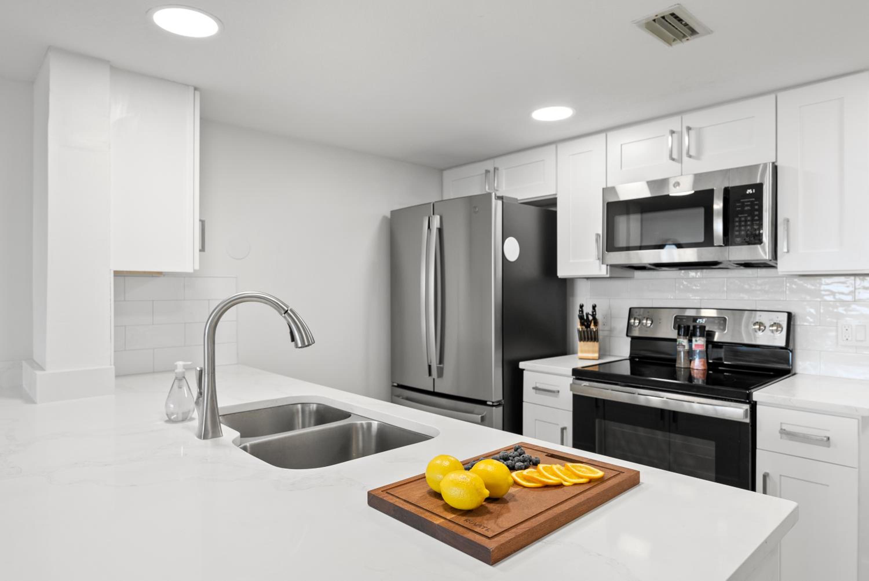 Deluxe Two-Bedroom Apartment - Oceanfront - Unit 204 photo 3