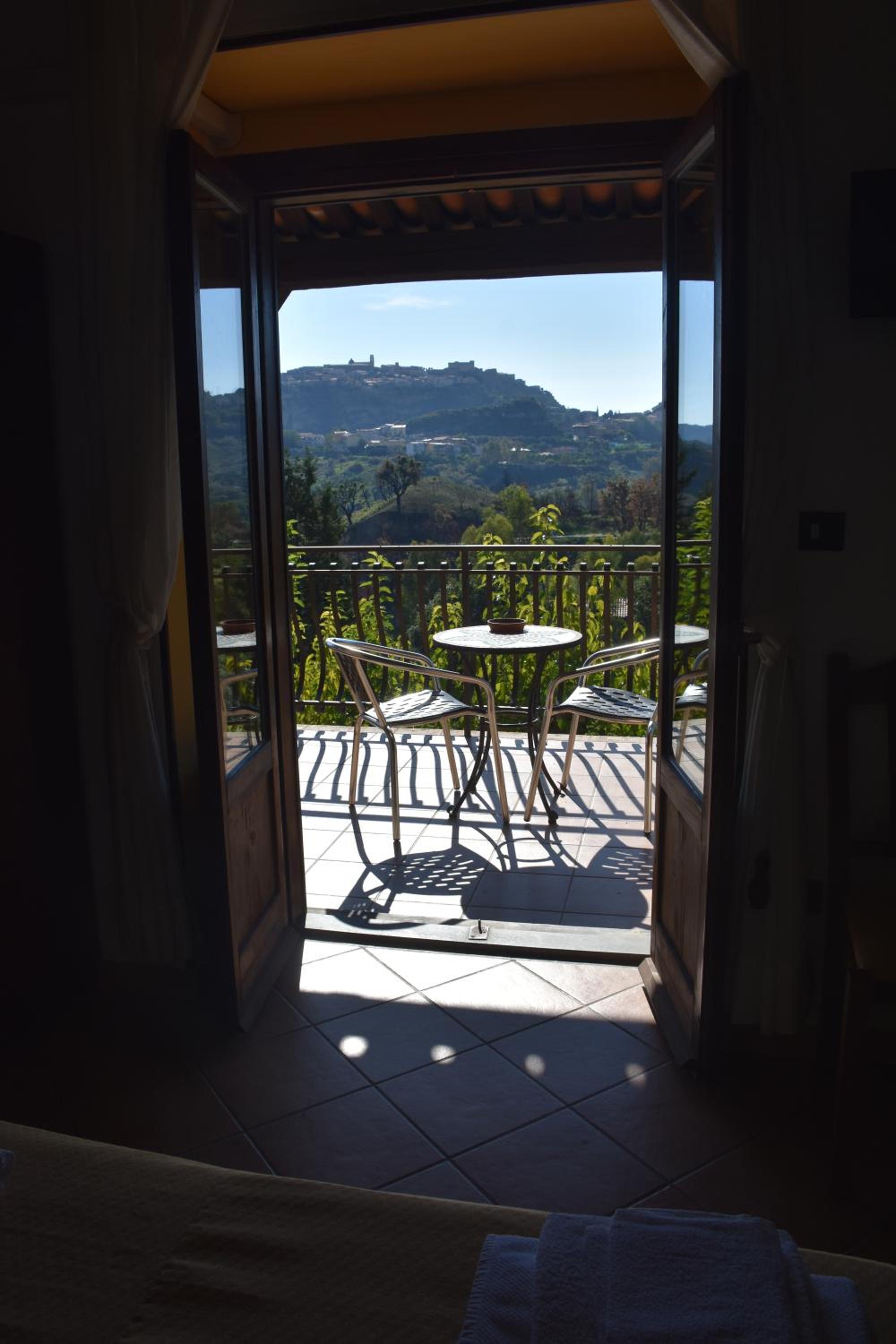 Double Room with Balcony - Photo 2