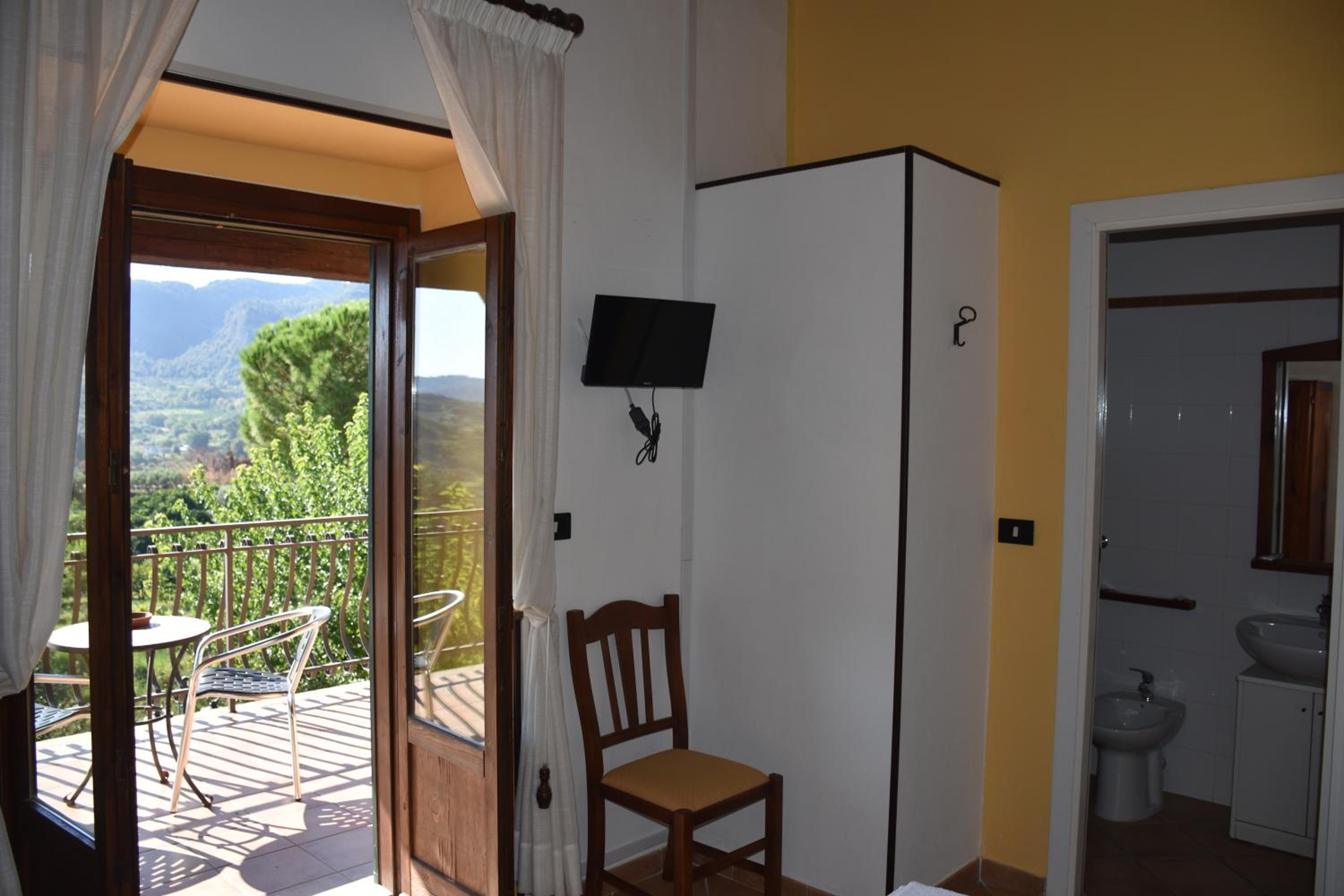 Double Room with Balcony - Photo 1
