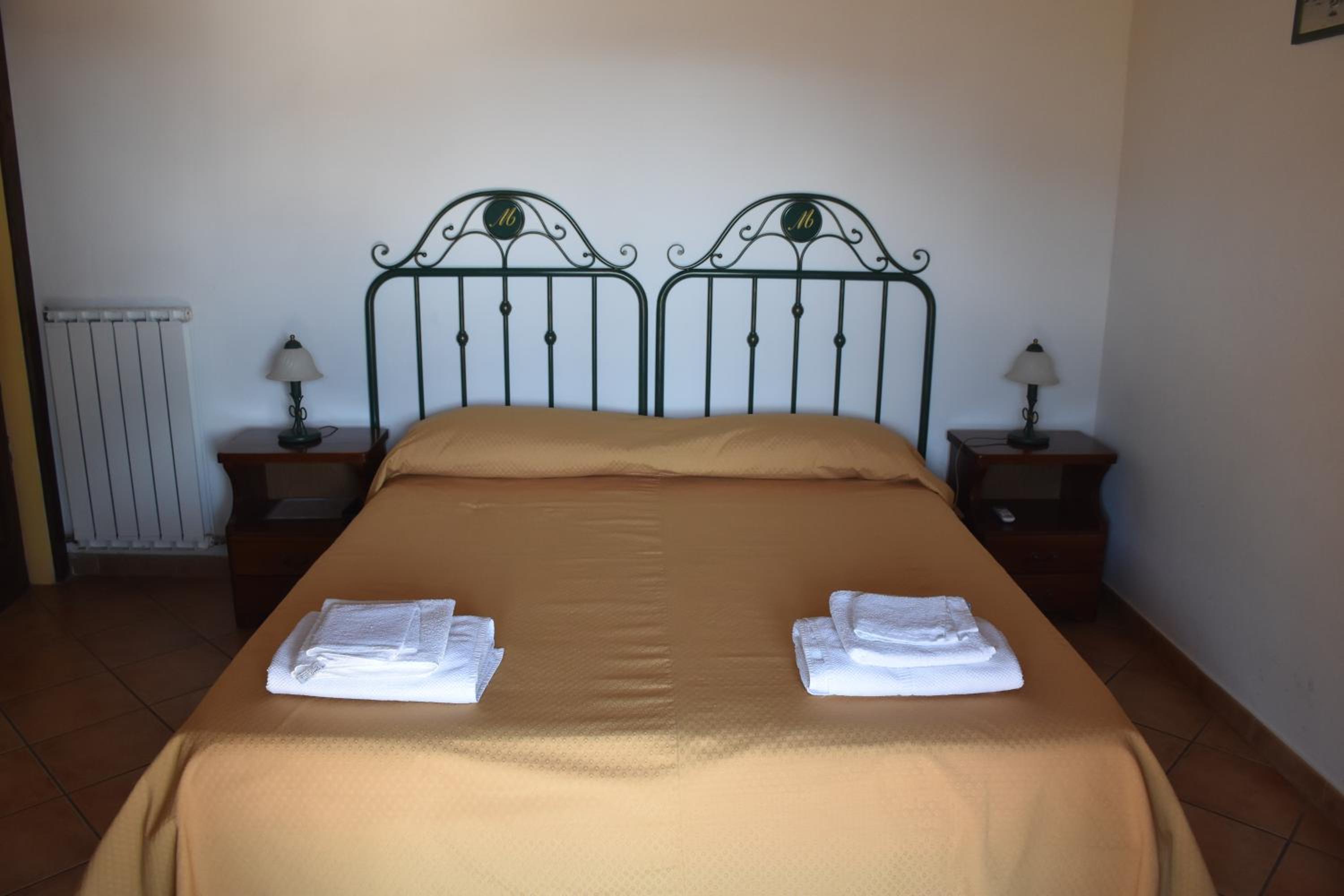 Double Room with Balcony - Photo 8