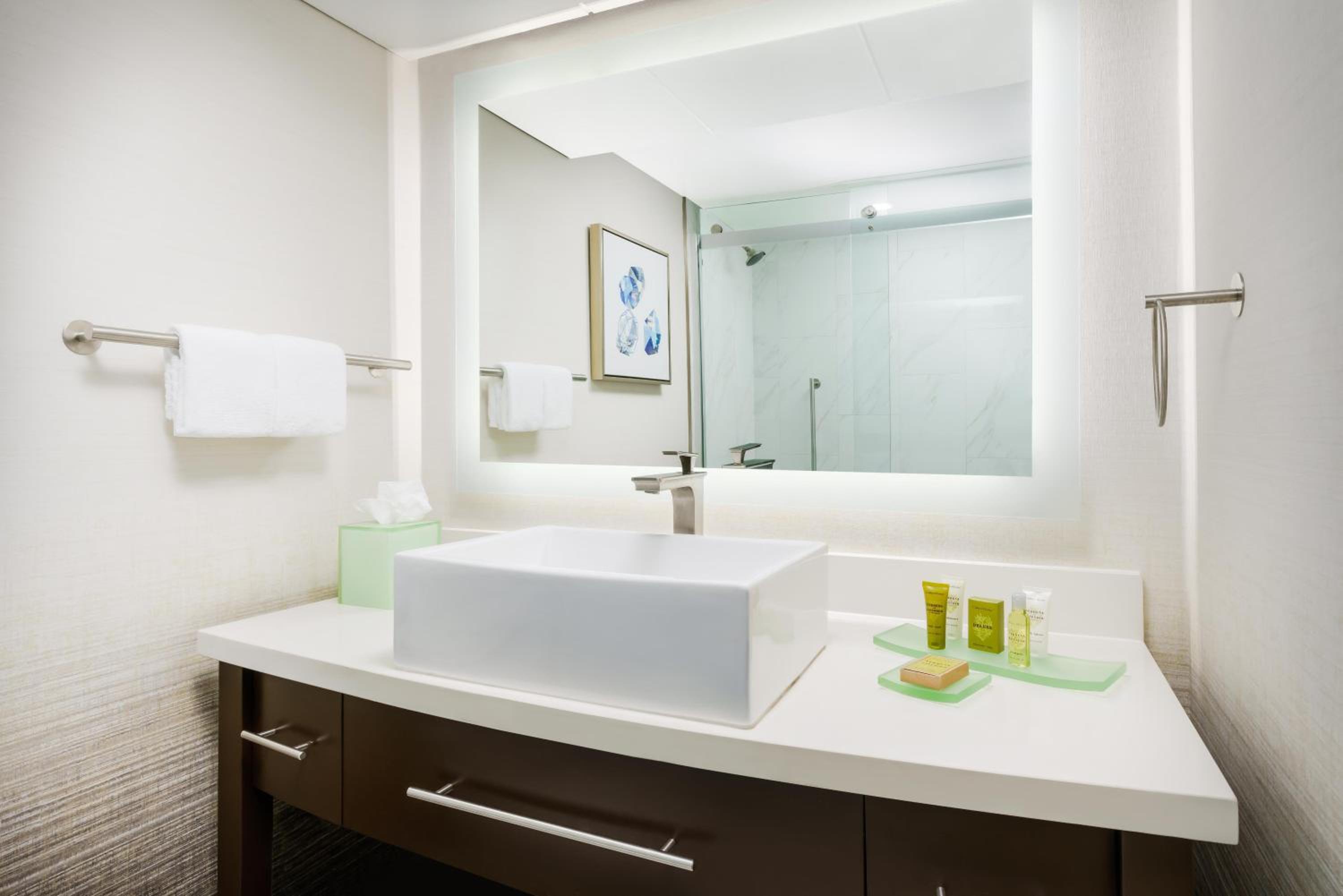 Queen Room with Two Queen Beds - Club Level - Photo 2