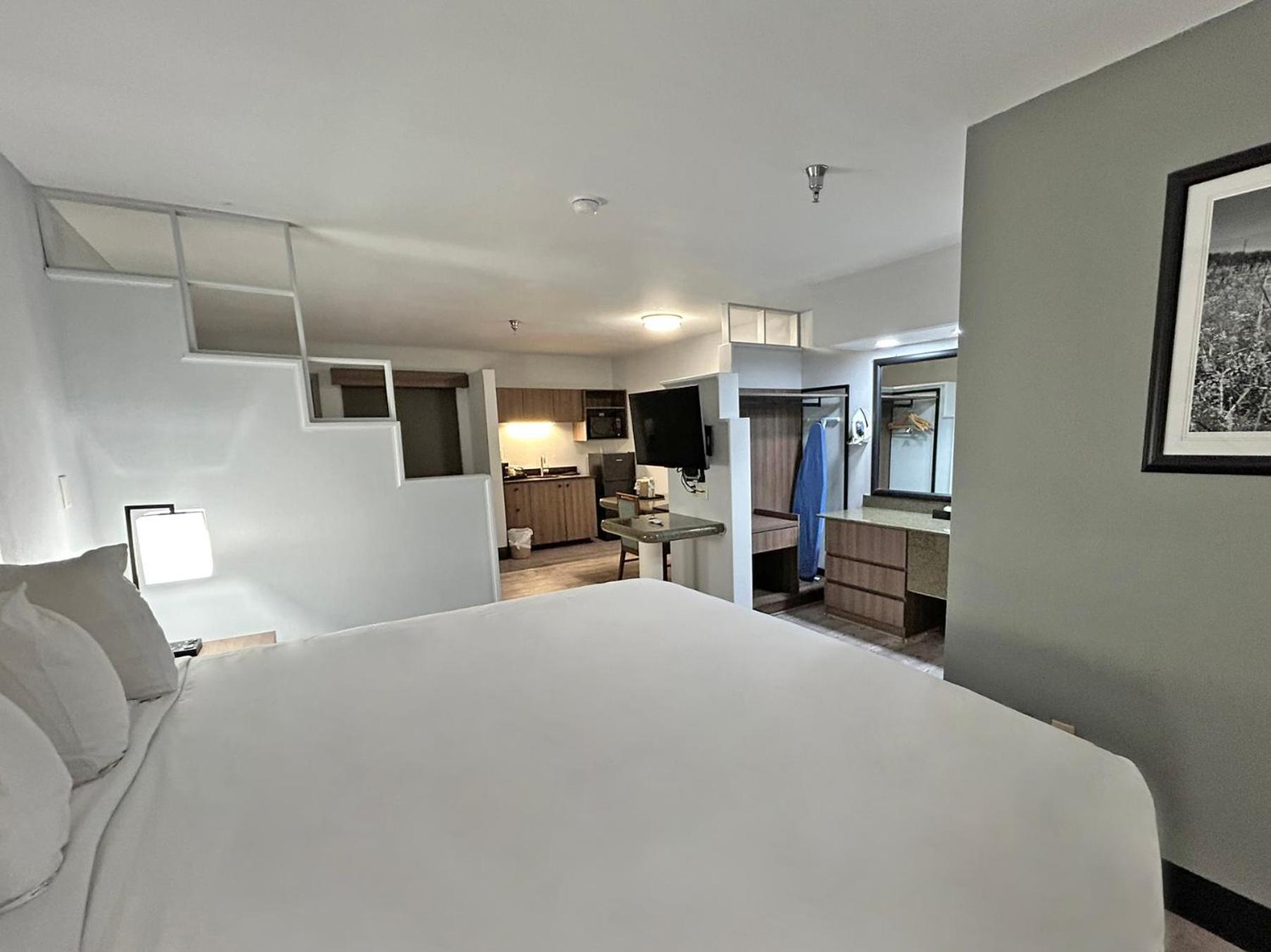 King Suite with Sofa Bed - Non-Smoking photo 3