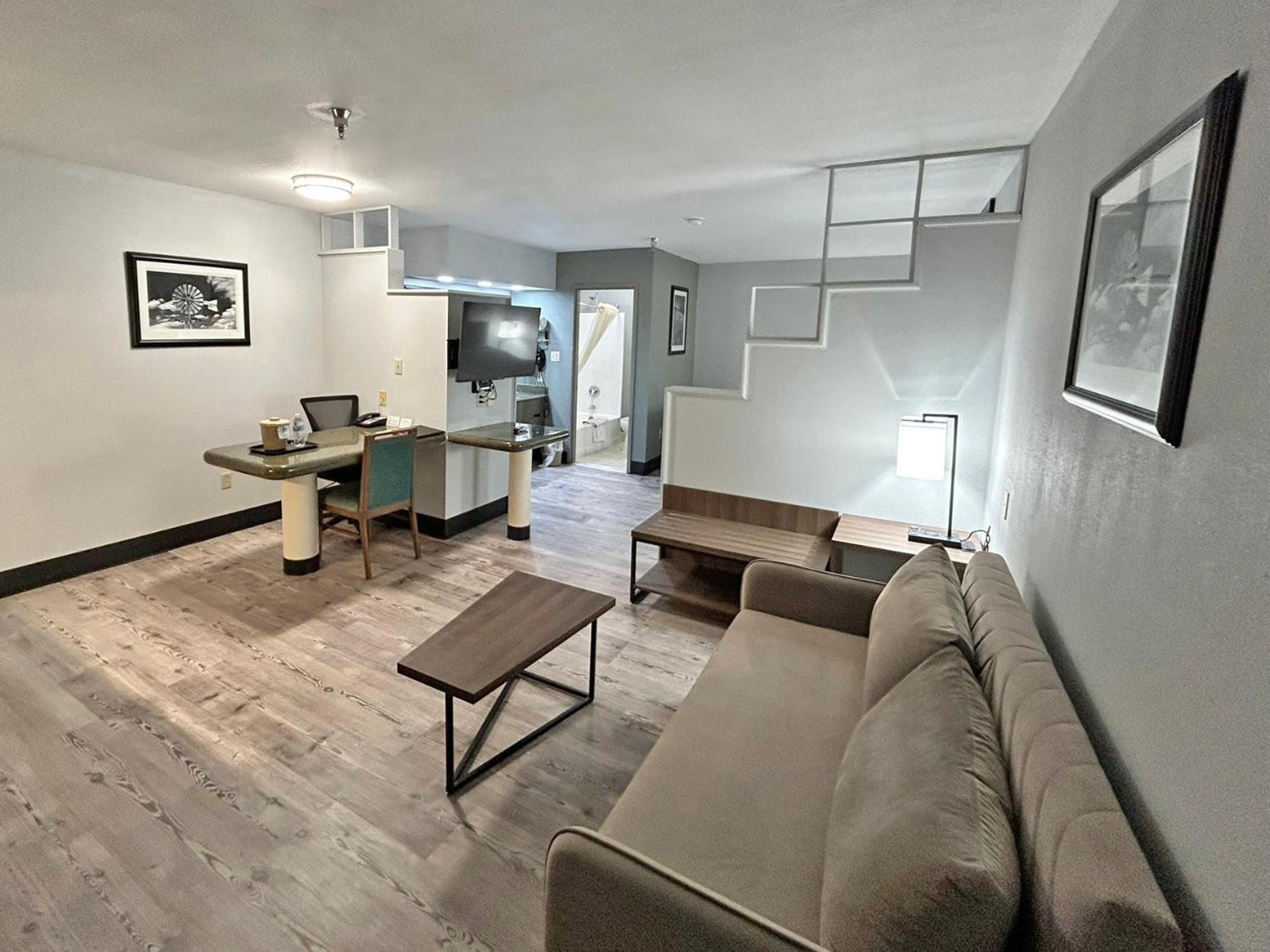 King Suite with Sofa Bed - Non-Smoking photo 2