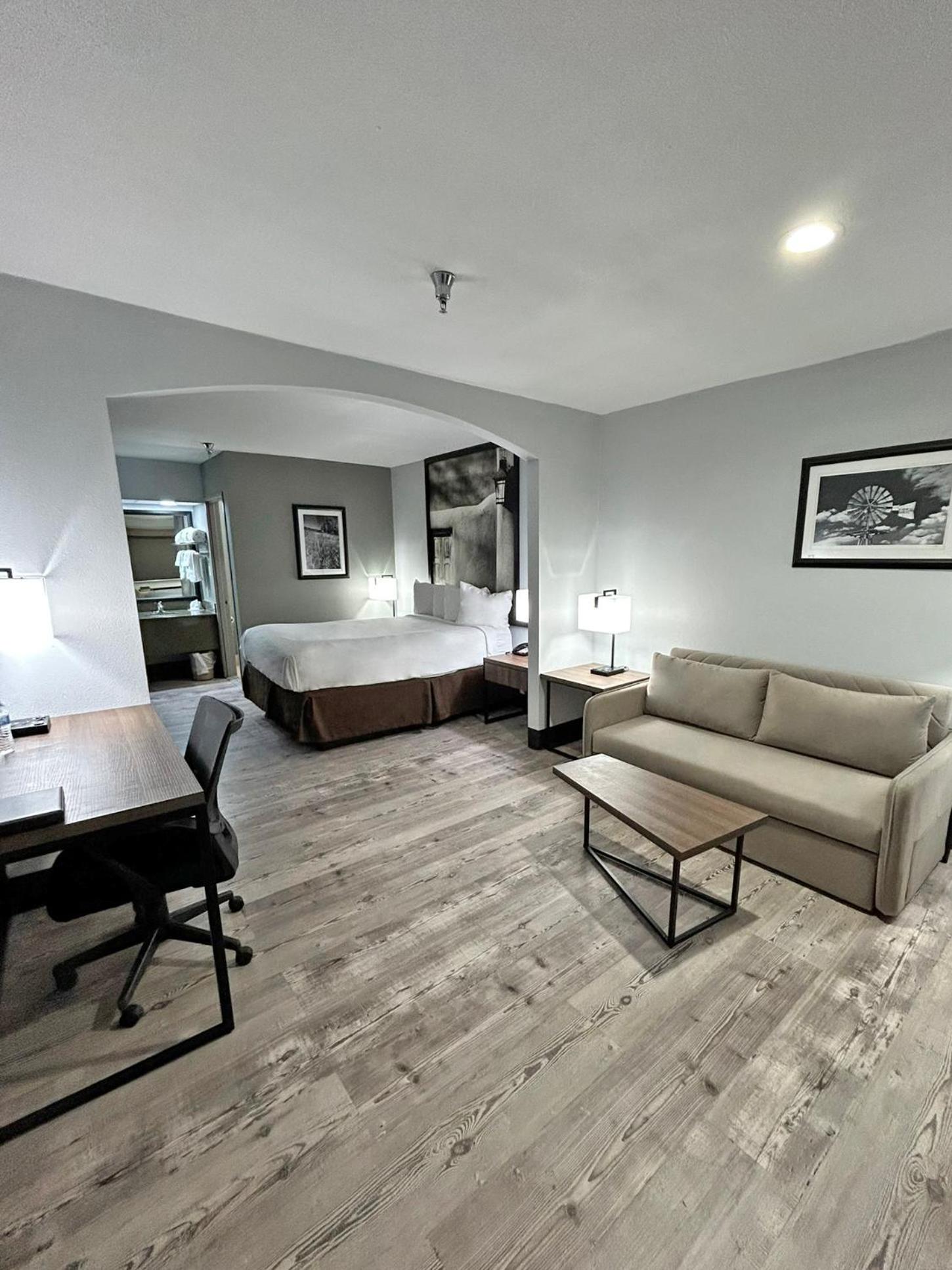 Queen Room with Sofa Bed - Non-Smoking