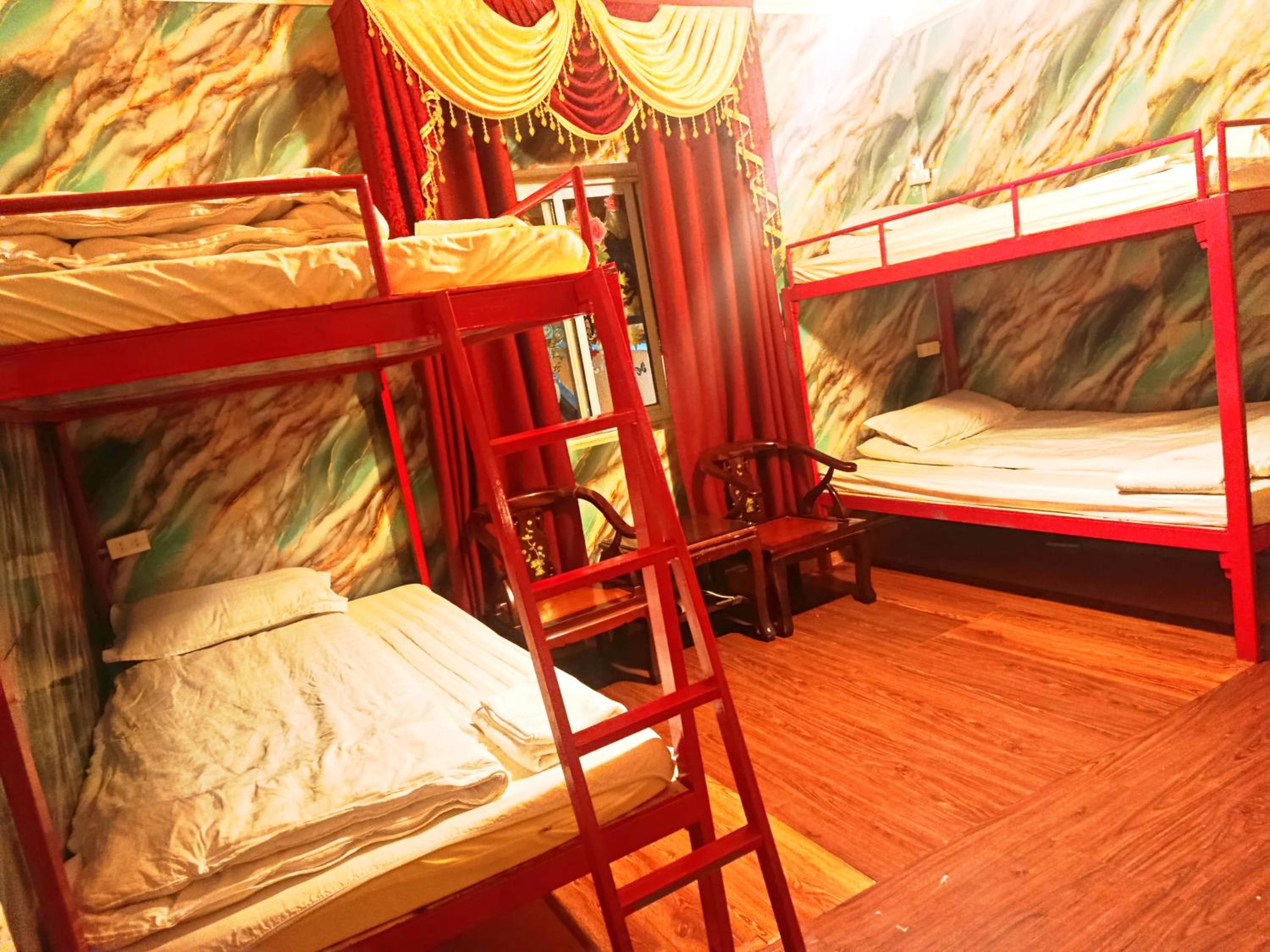 Quadruple Room with Private Bathroom photo 2