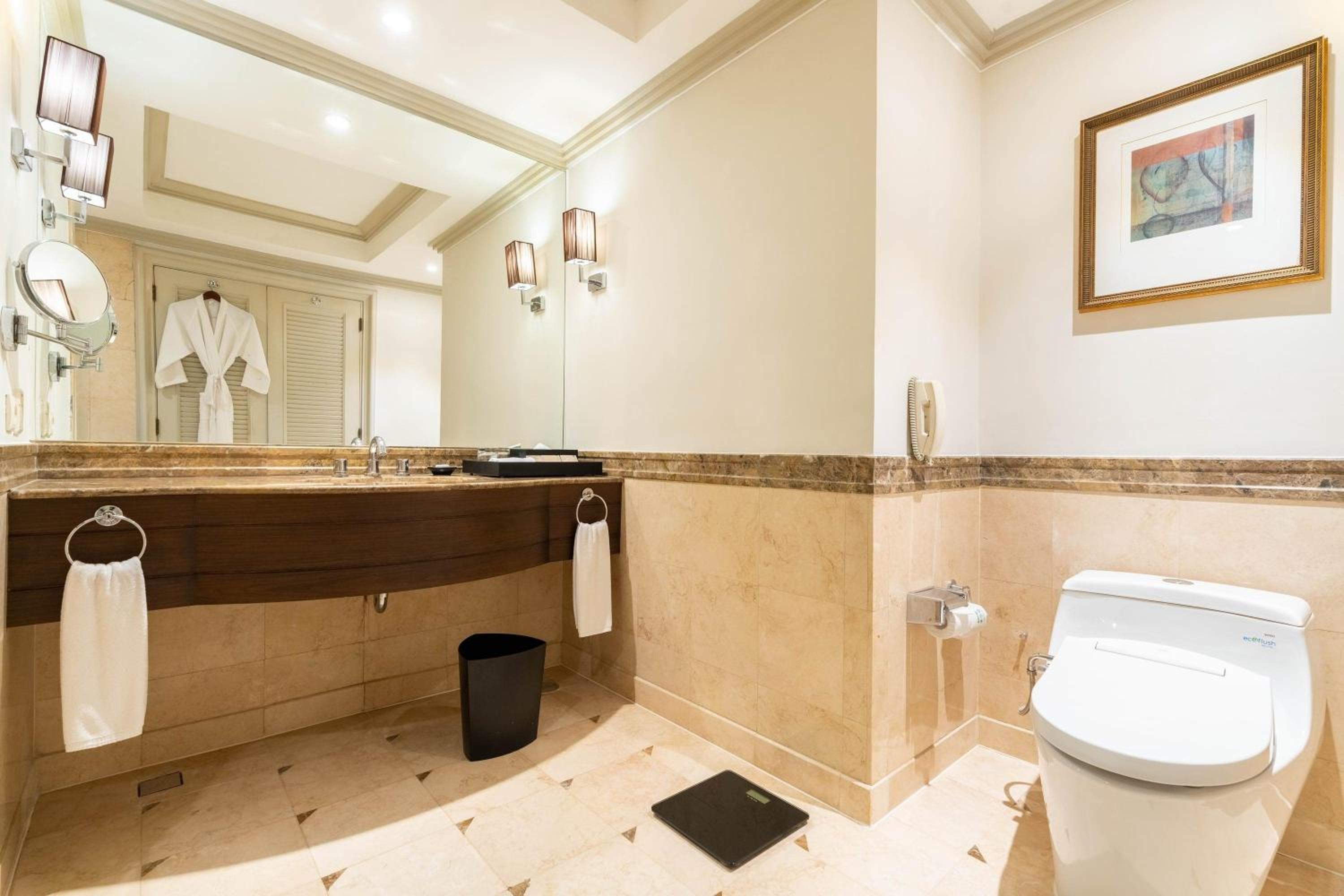 Grand Deluxe King Room - Smoking - Photo 2