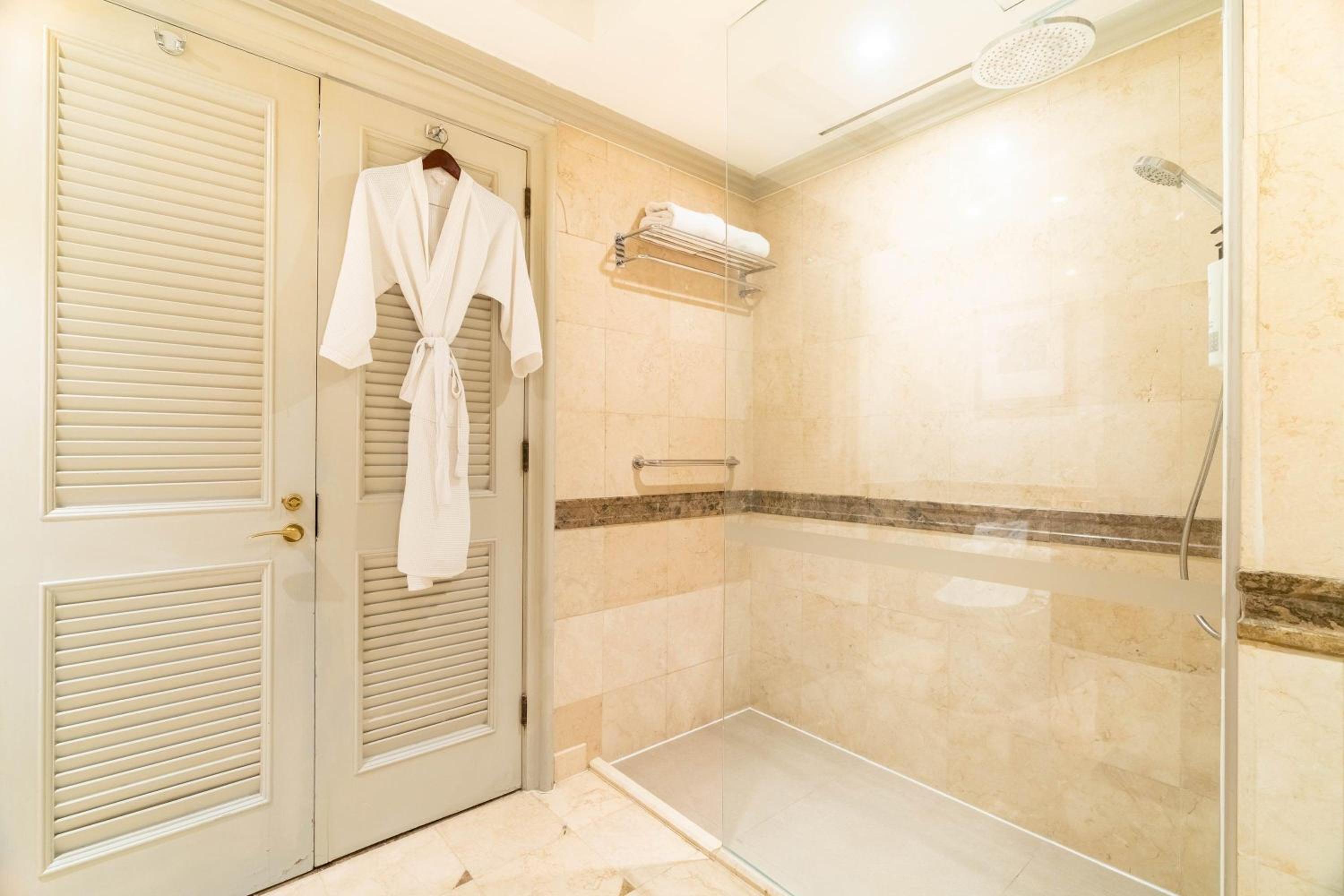 Grand Deluxe King Room - Smoking - Photo 3