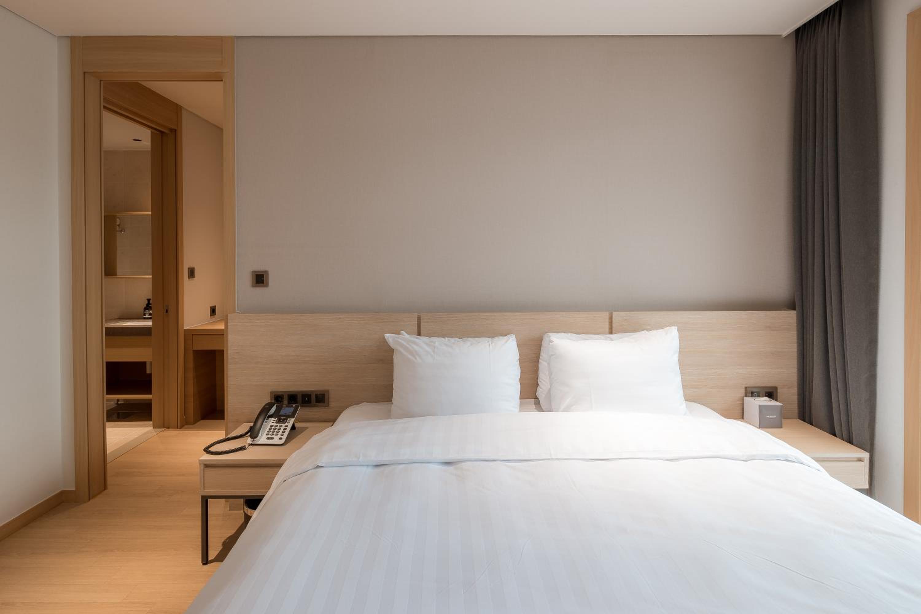 Corner Deluxe Room - Photo 3
