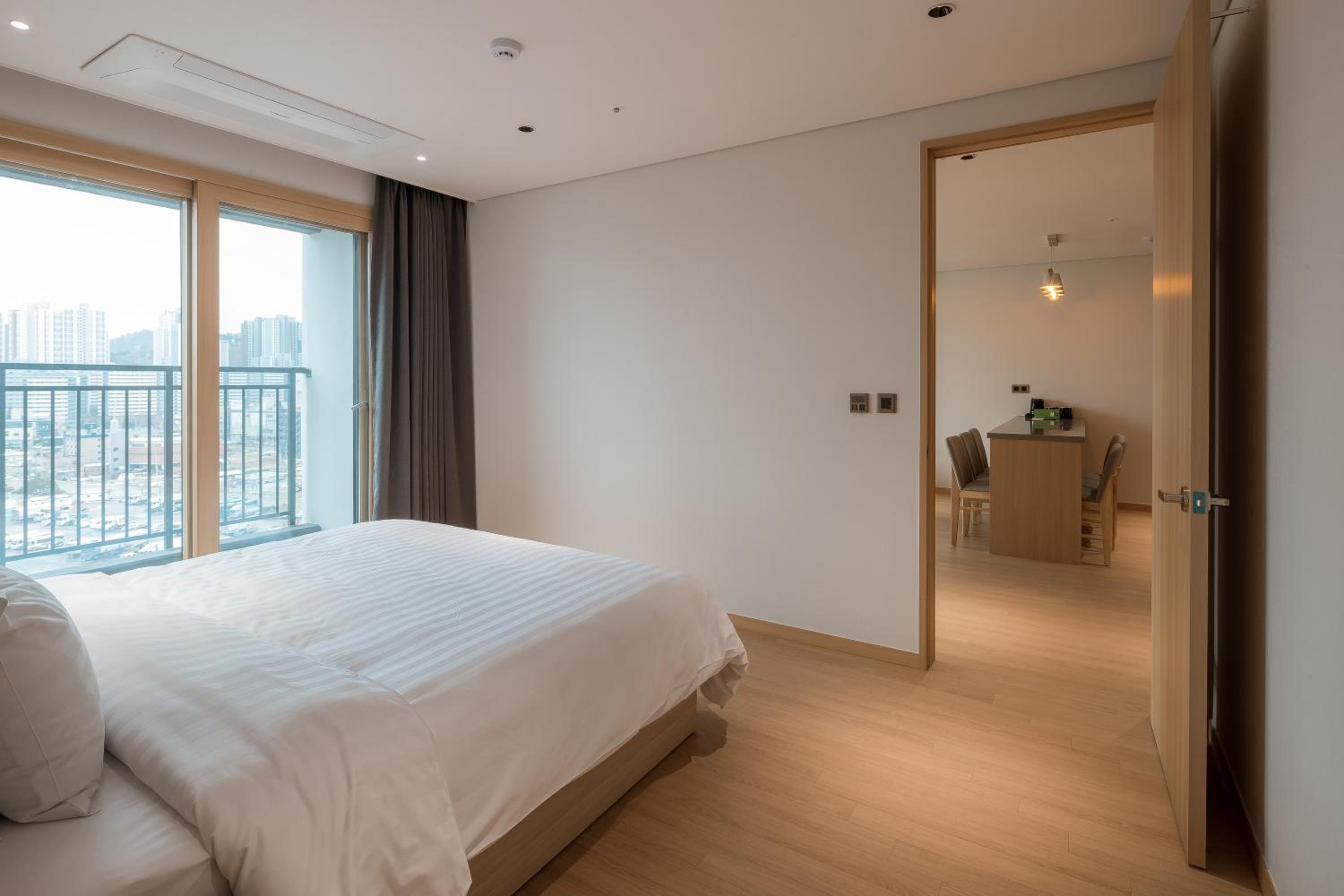 Corner Deluxe Room - Photo 4