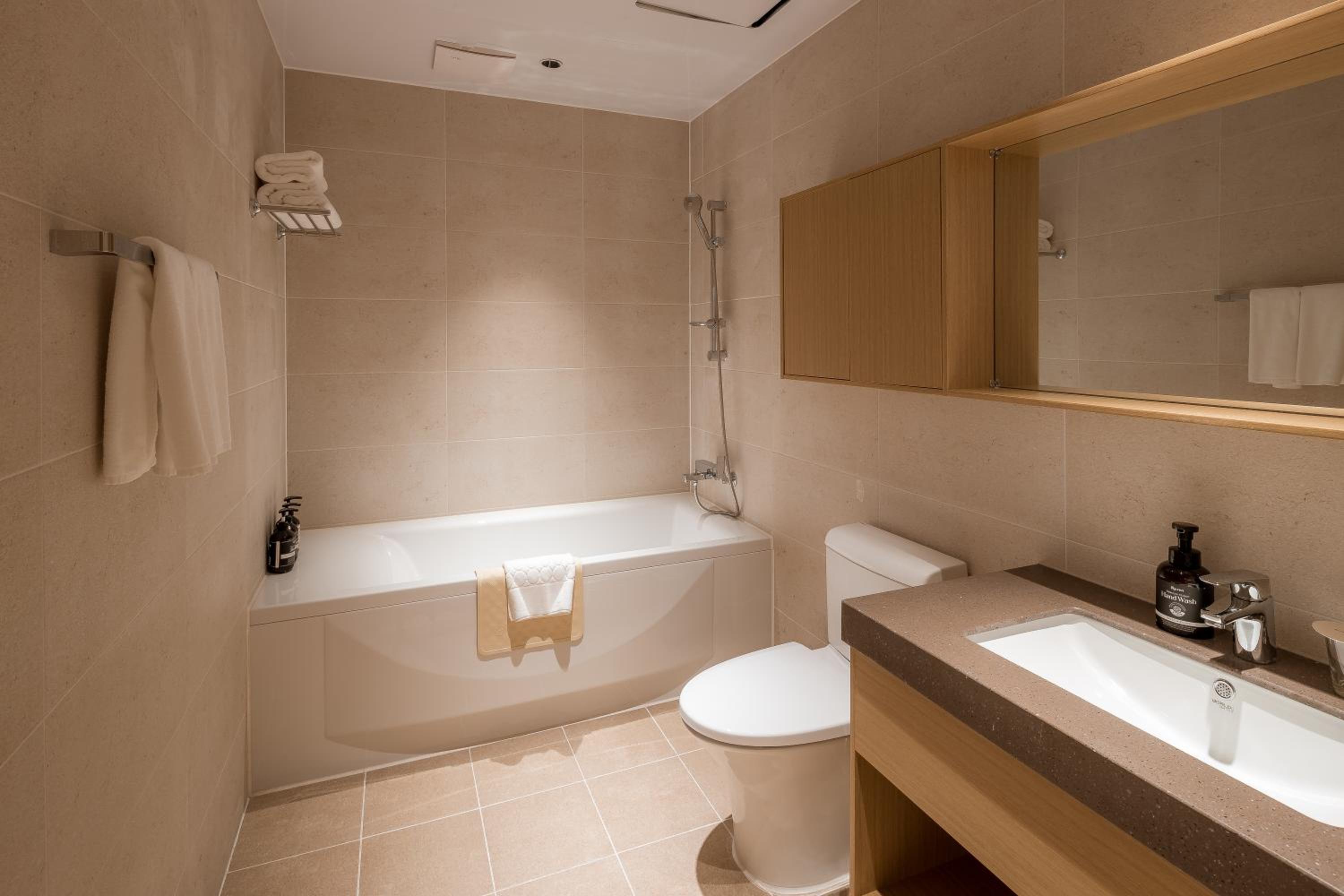 Corner Deluxe Room - Photo 7