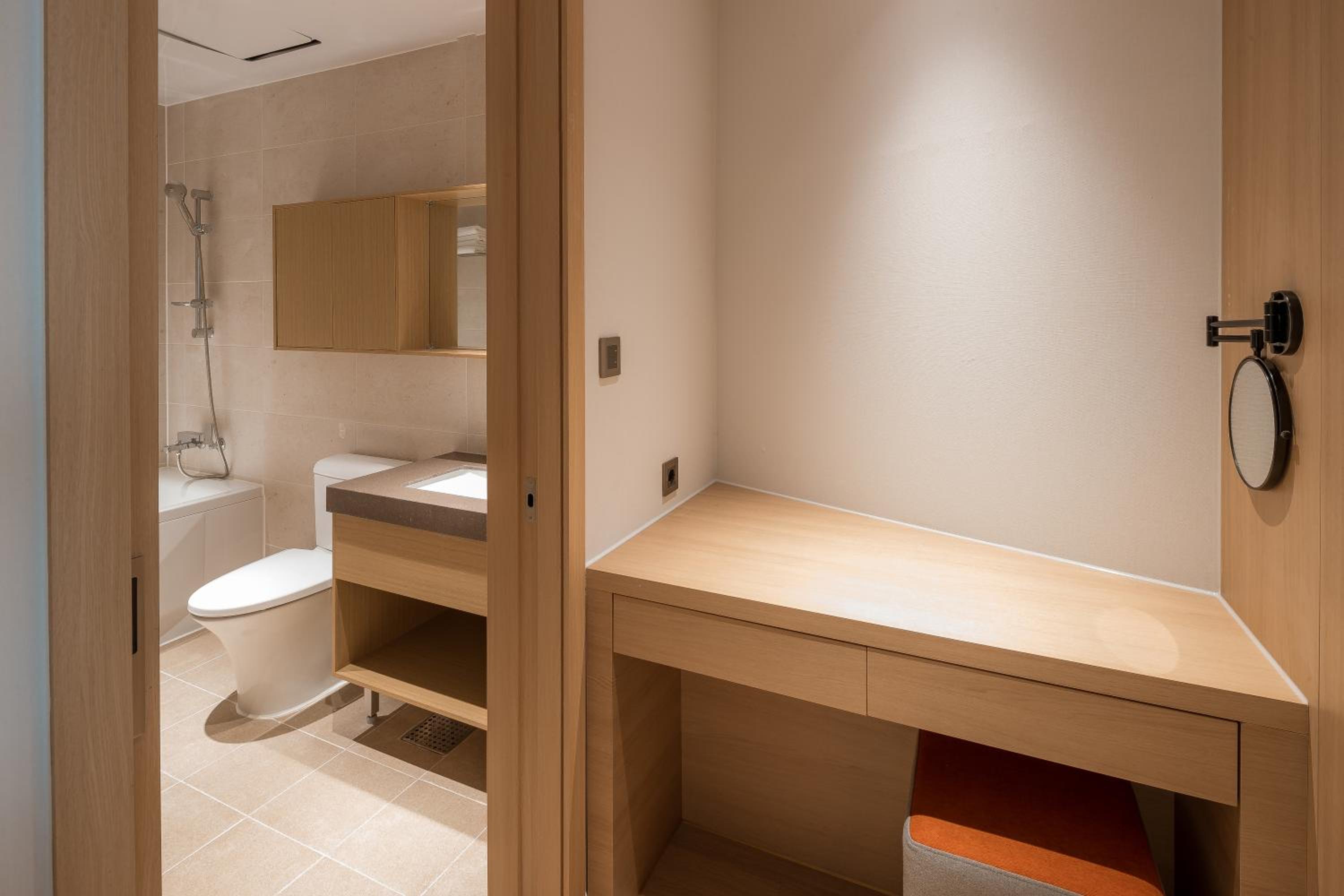 Corner Deluxe Room - Photo 9