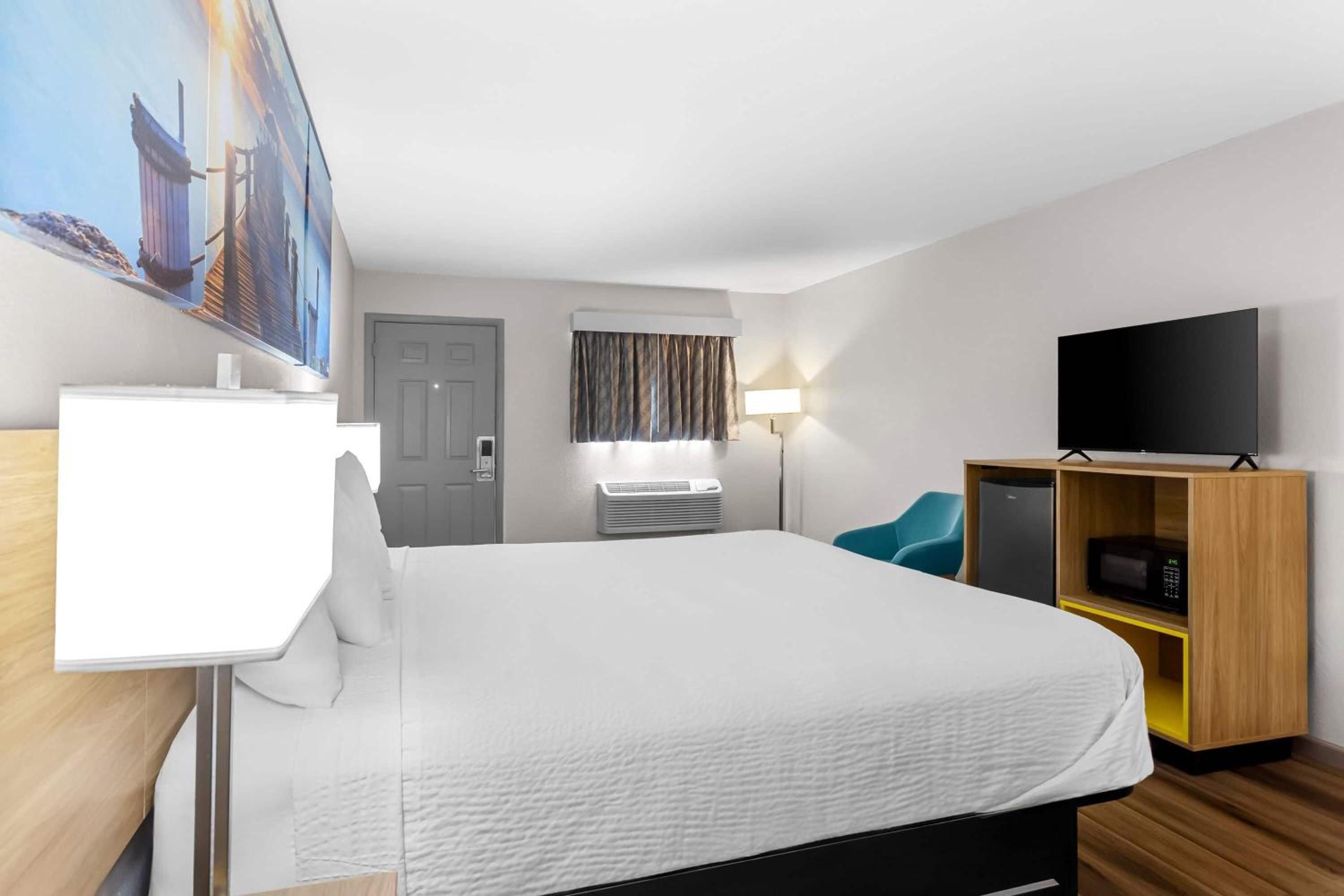 King Room with Roll-in Shower - Mobility Access/Non-Smoking - Photo 3