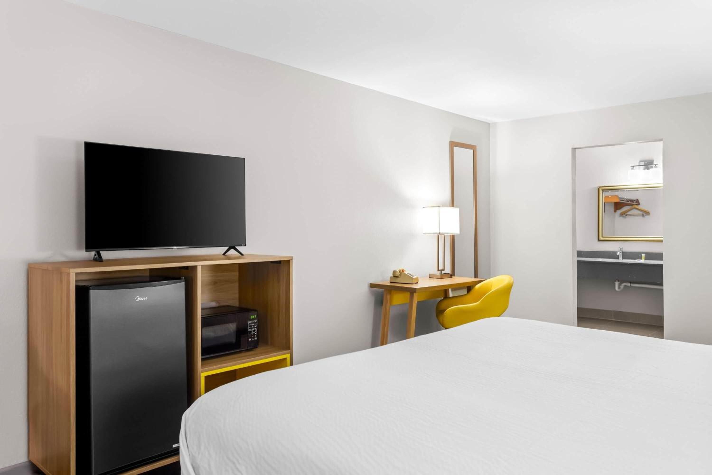 King Room with Roll-in Shower - Mobility Access/Non-Smoking - Photo 2