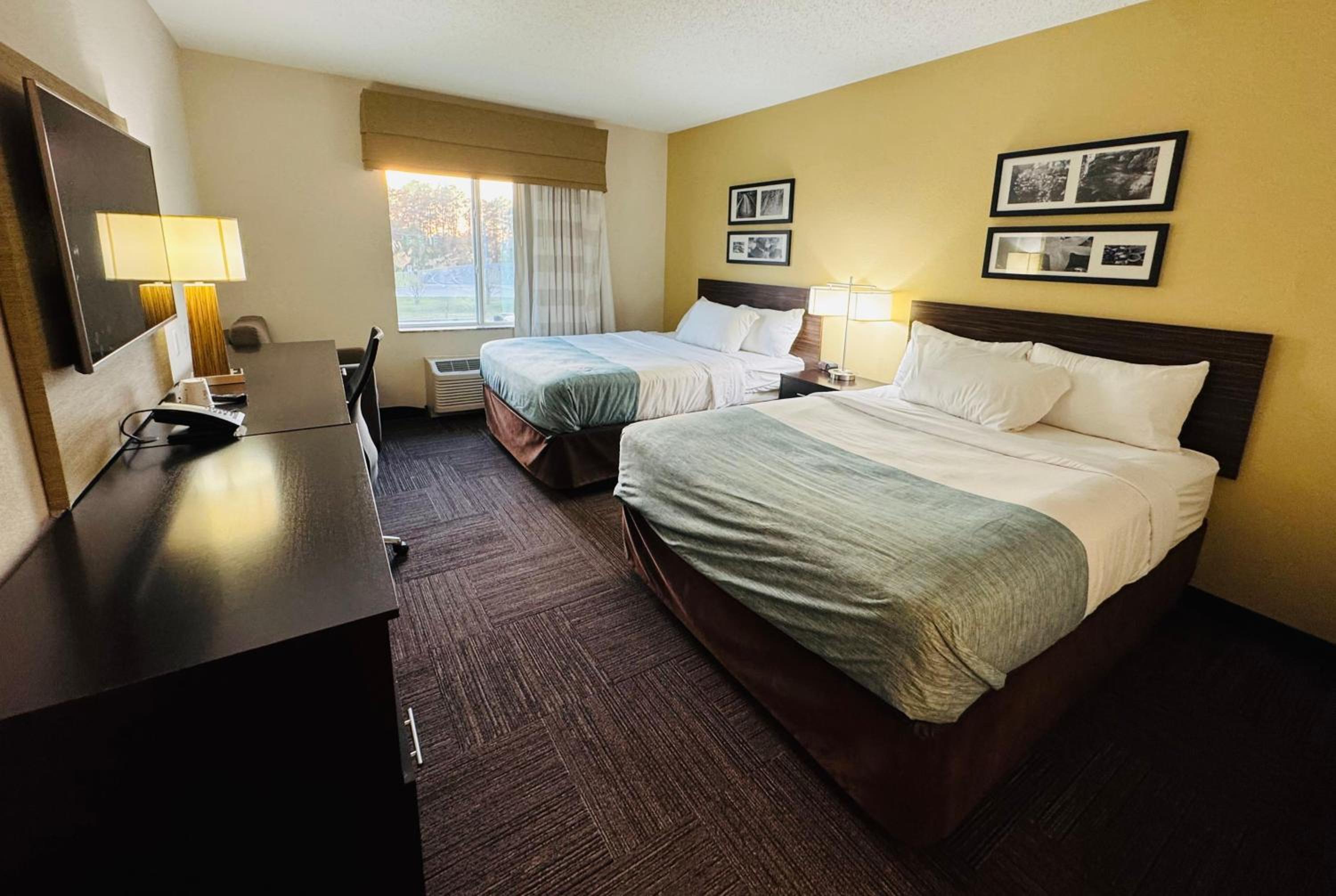Queen Room with Two Queen Beds - Non-Smoking - Photo 1