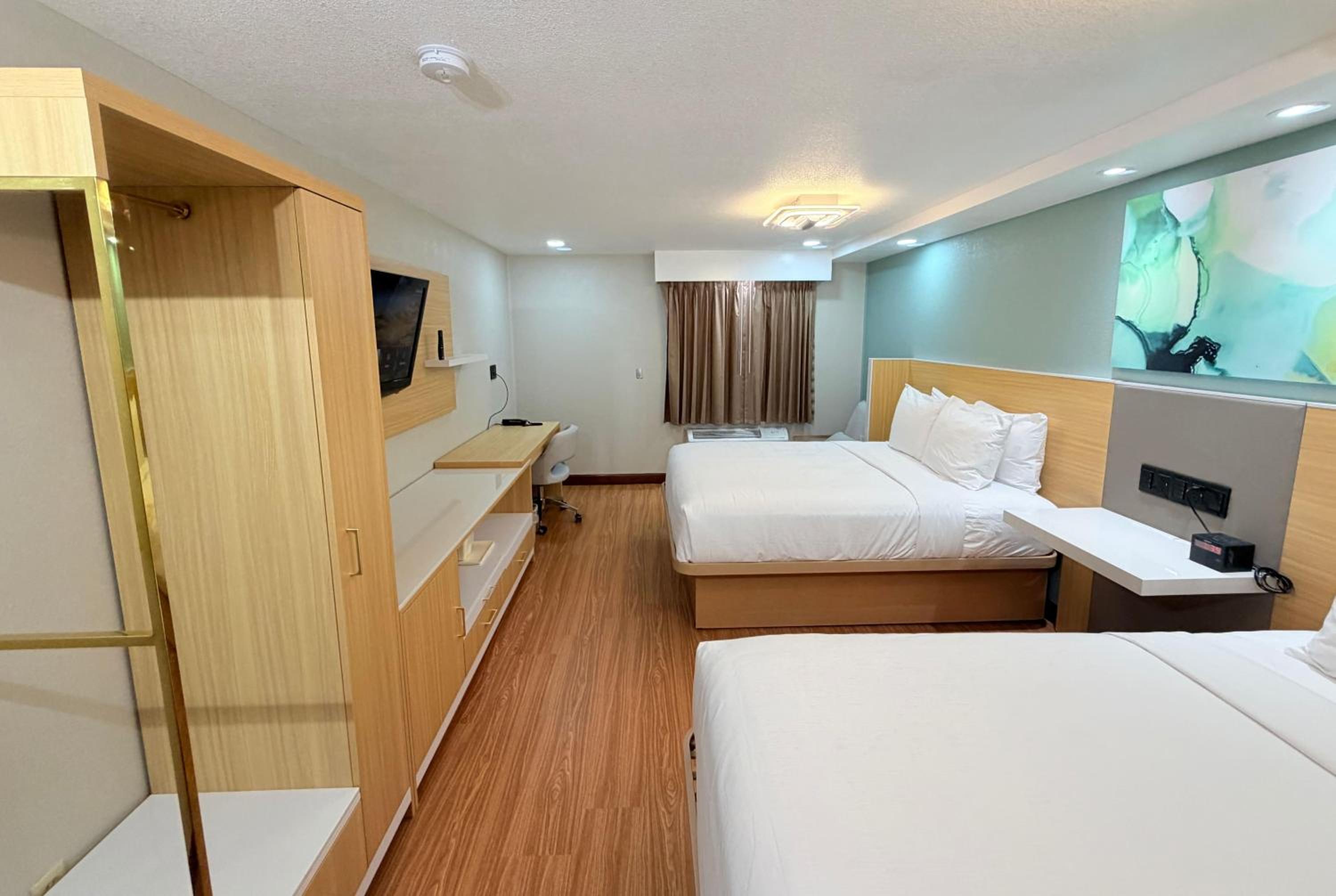 Queen Room with Two Queen Beds - Non-Smoking - Photo 2