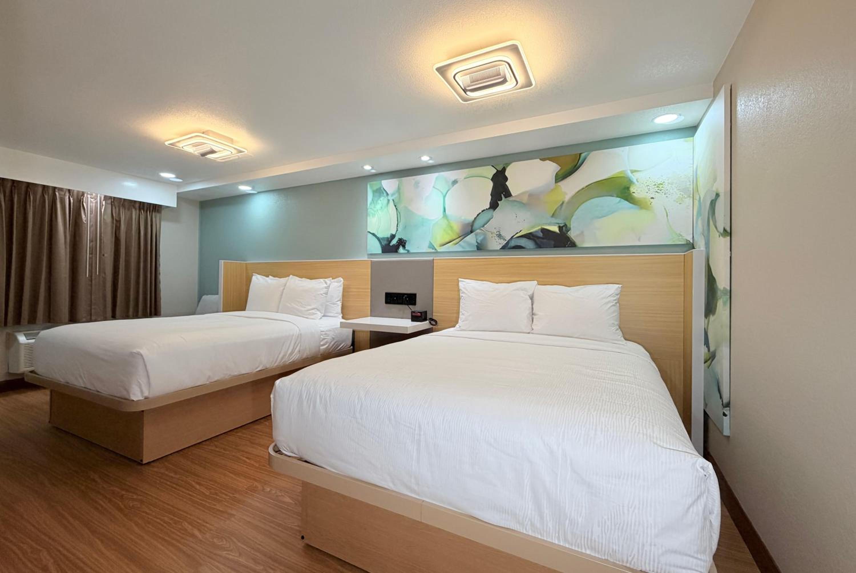 Queen Room with Two Queen Beds - Non-Smoking - Photo 6