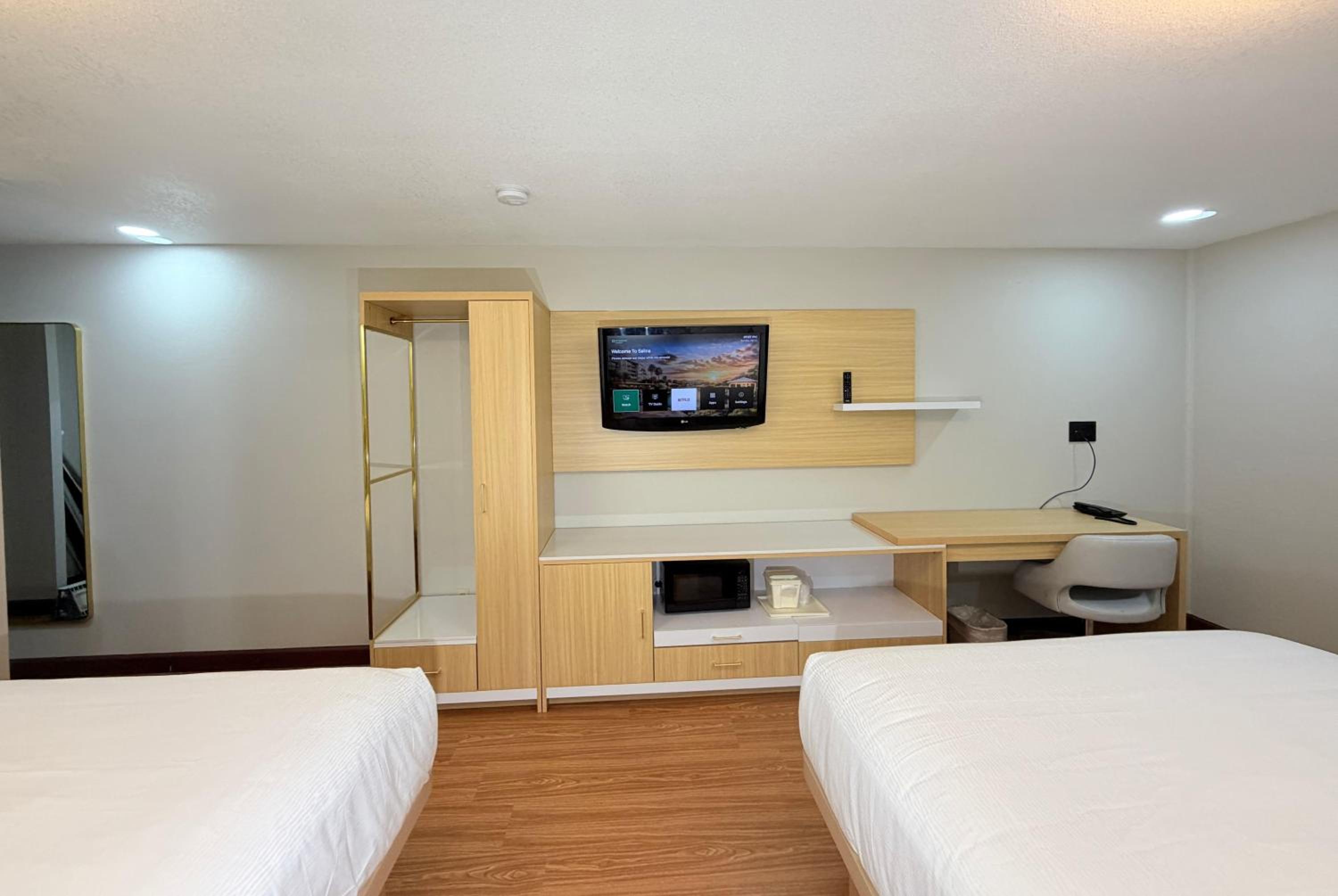 Queen Room with Two Queen Beds - Non-Smoking - Photo 7