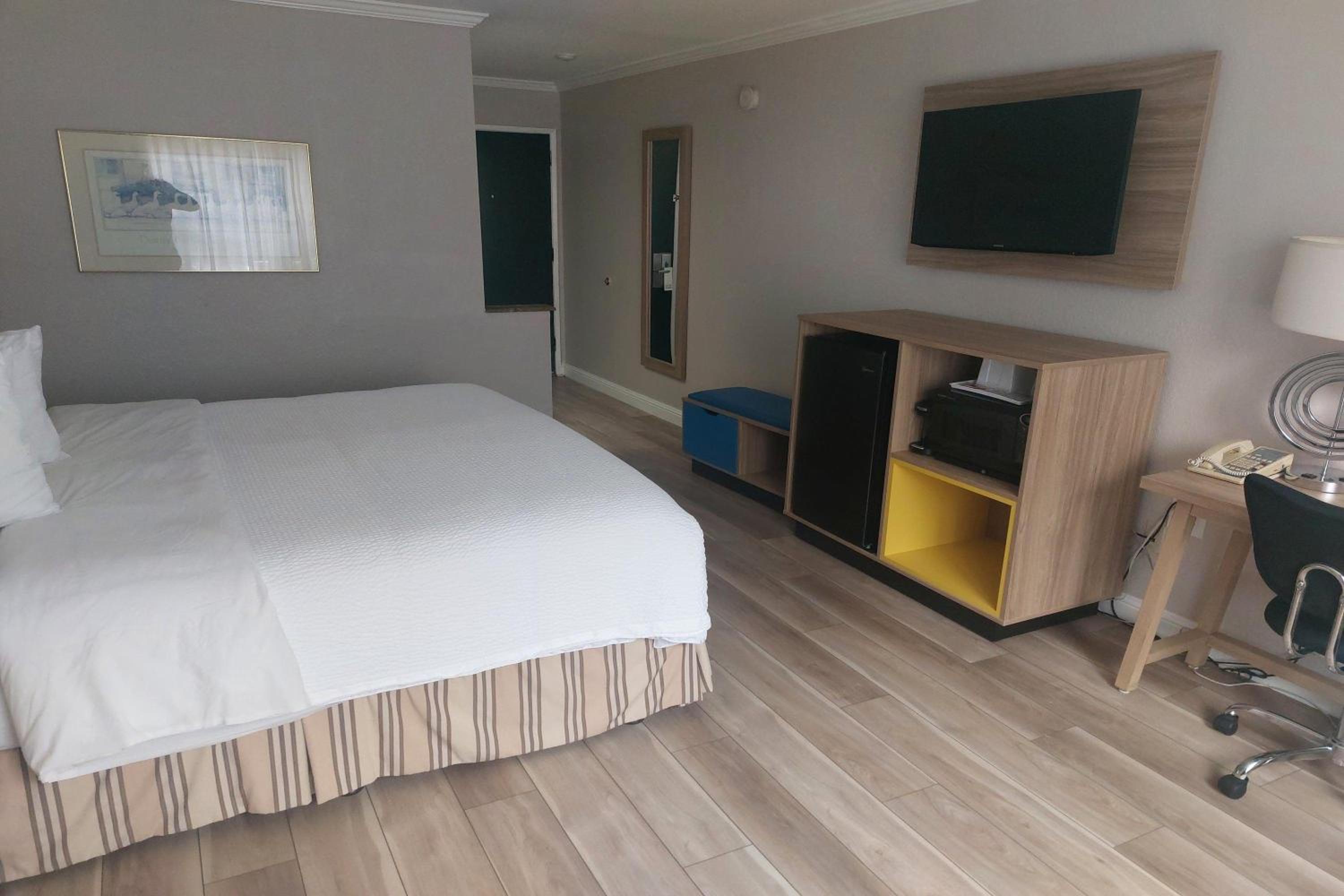 King Room - Non-Smoking - Photo 1