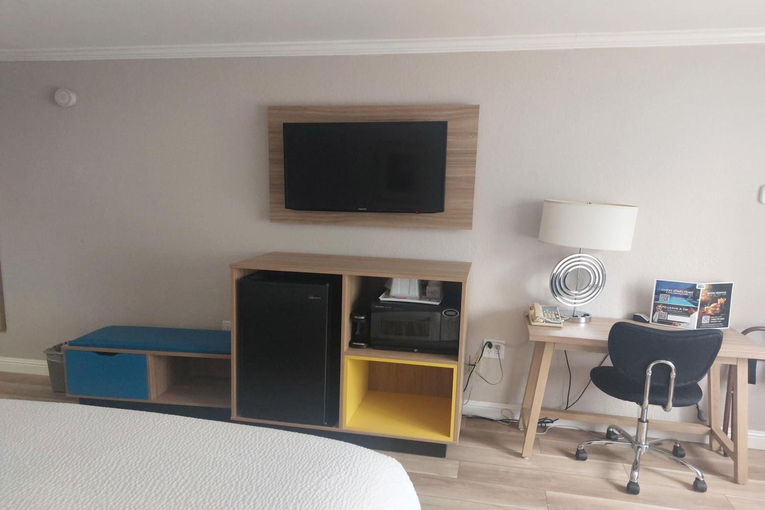 King Room - Non-Smoking - Photo 2