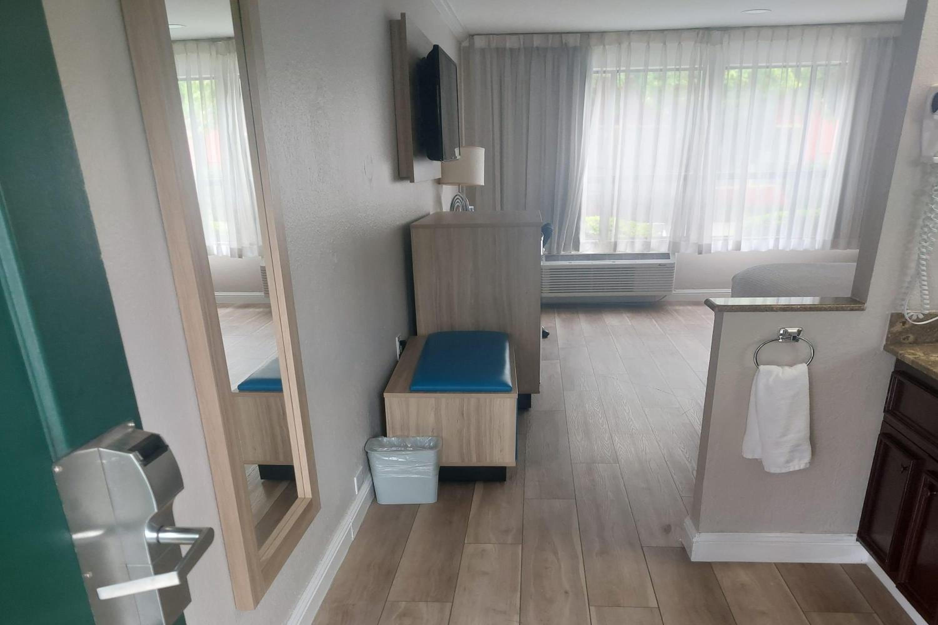King Suite - Non-Smoking - Photo 2